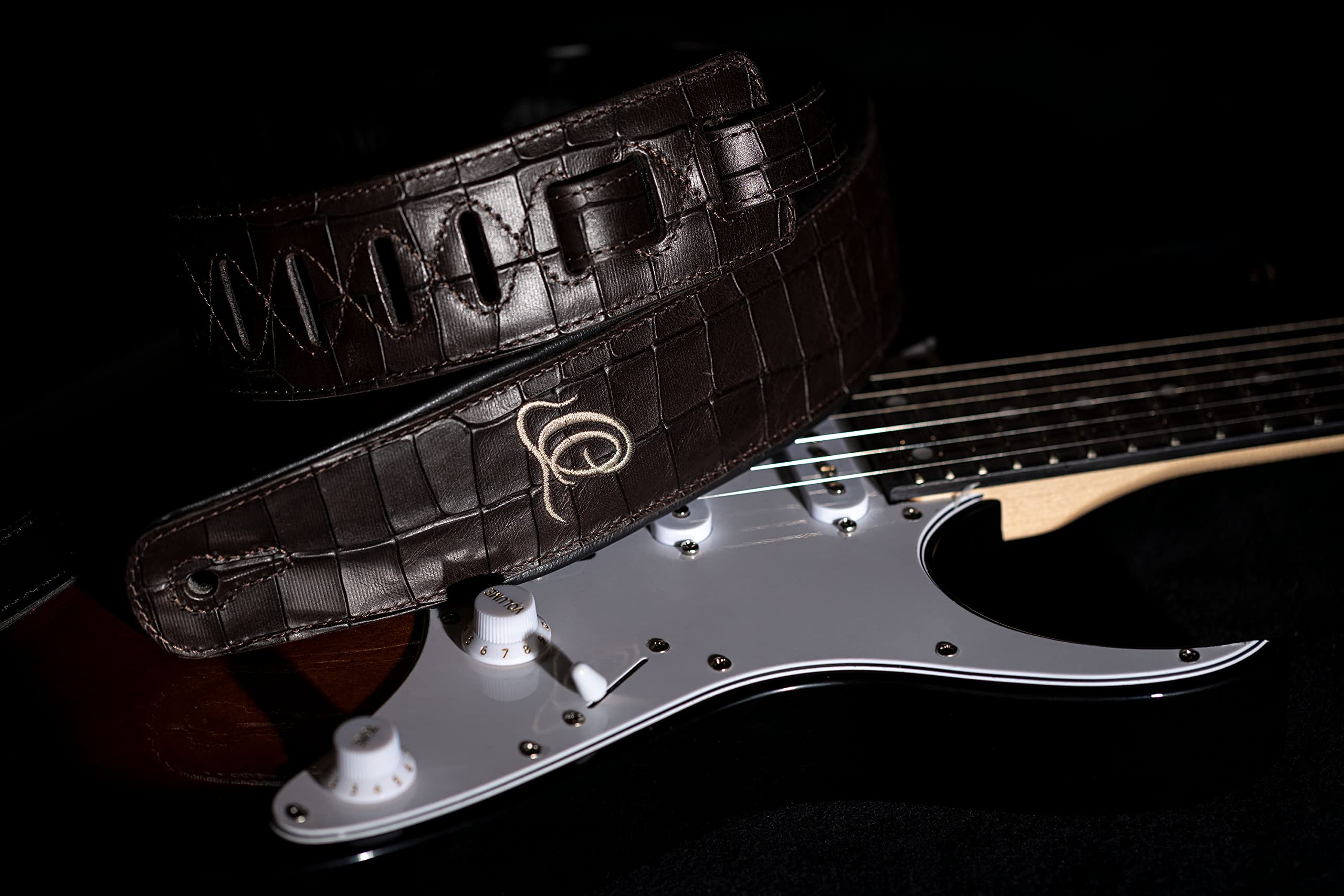 Ortega Guitars Gitarrengurt Länge Verstellbar - Akustik Gitarre / Bass, E-Gitarre, E-Bass - Custom Series - Echtleder, Dark Brown Croco (OSCU-1)