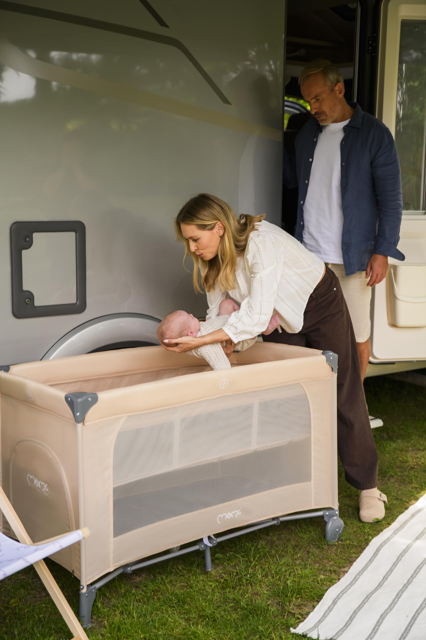 Momi Lettino da viaggio BELOVE PLUS 2 in 1, pieghevole, 2 posizioni per neonati fino a 9 kg e bambini fino a 15 kg, con materasso, arco con giocattoli, fasciatoio e borsa per il trasporto
