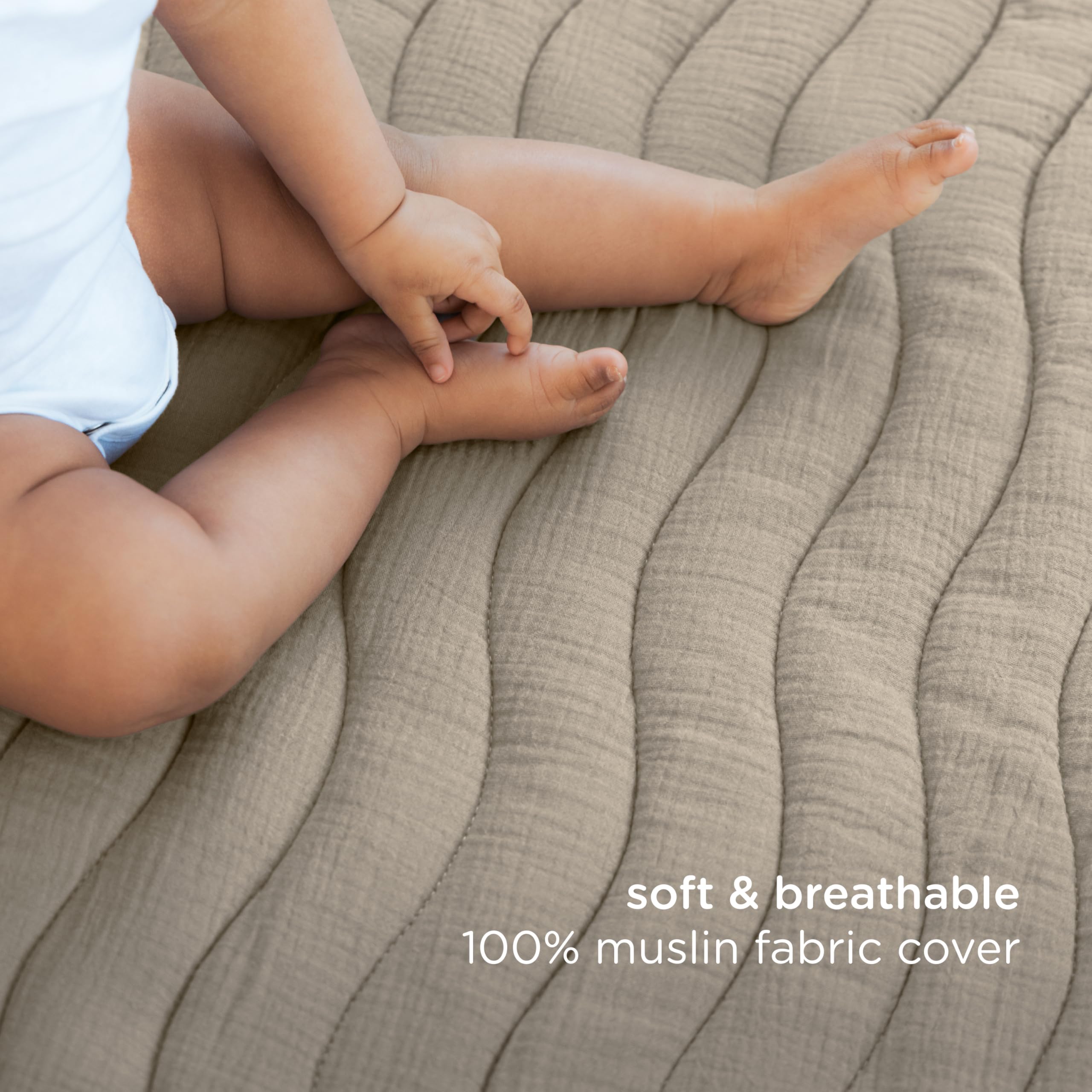 Ubbi Baby-Bodenmatte, dick und bequem, 40,5 x 57 cm, gepolsterte Spielmatte für Babys und Kleinkinder, Abnehmbarer Baumwoll-Musselin-Bezug, maschinenwaschbar und faltbar, Taupe