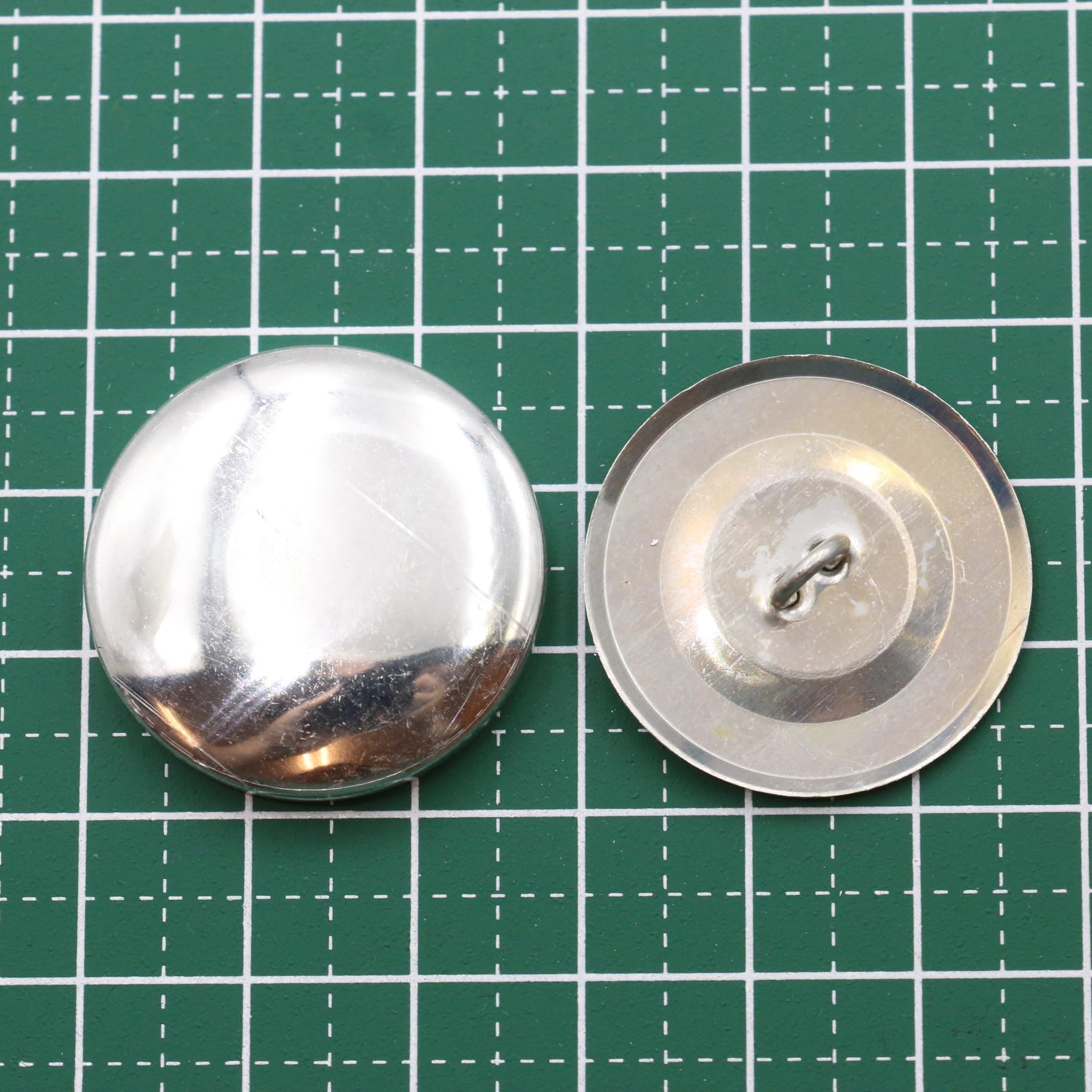 くるみボタンです。 Amazon | くるみボタンキット 打ち具付き 足付タイプ (22mm 8組