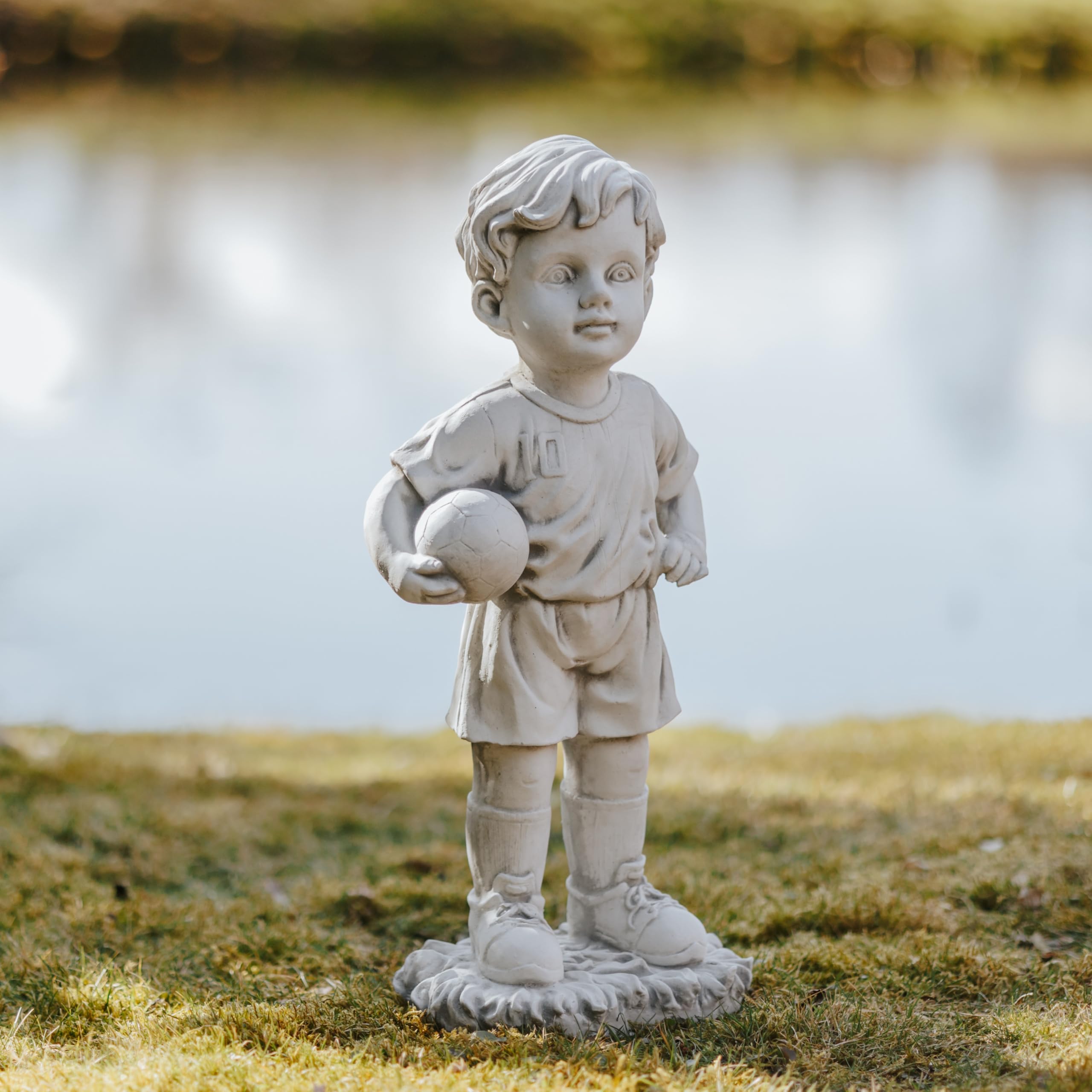 gartendekoparadies.de Figura in pietra per ragazzo con calcio, grigio, resistente al gelo, altezza 51 cm, decorazione da giardino resistente alle intemperie