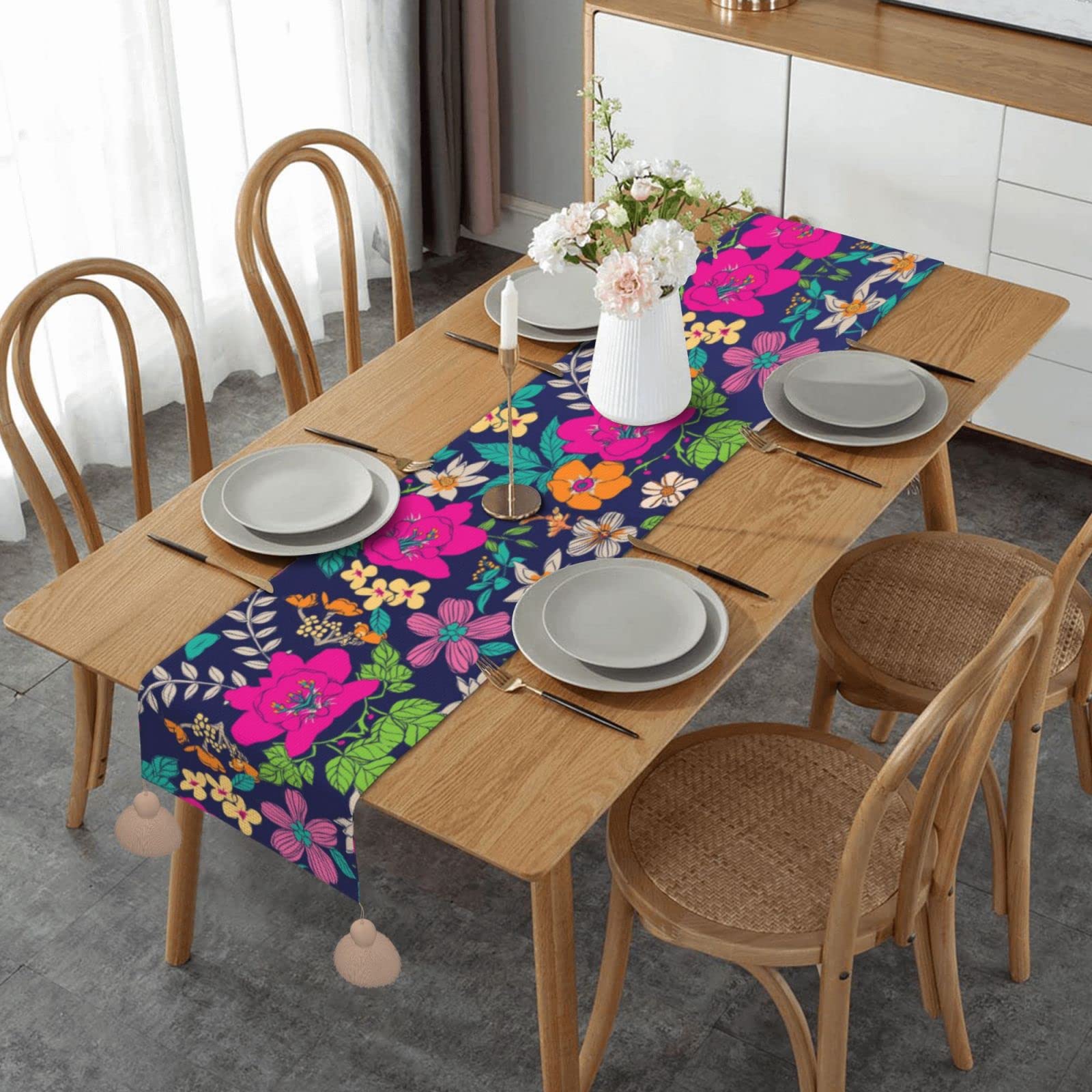 Chemin de table imprimé fleurs en lin contre les tables vides à Noël
