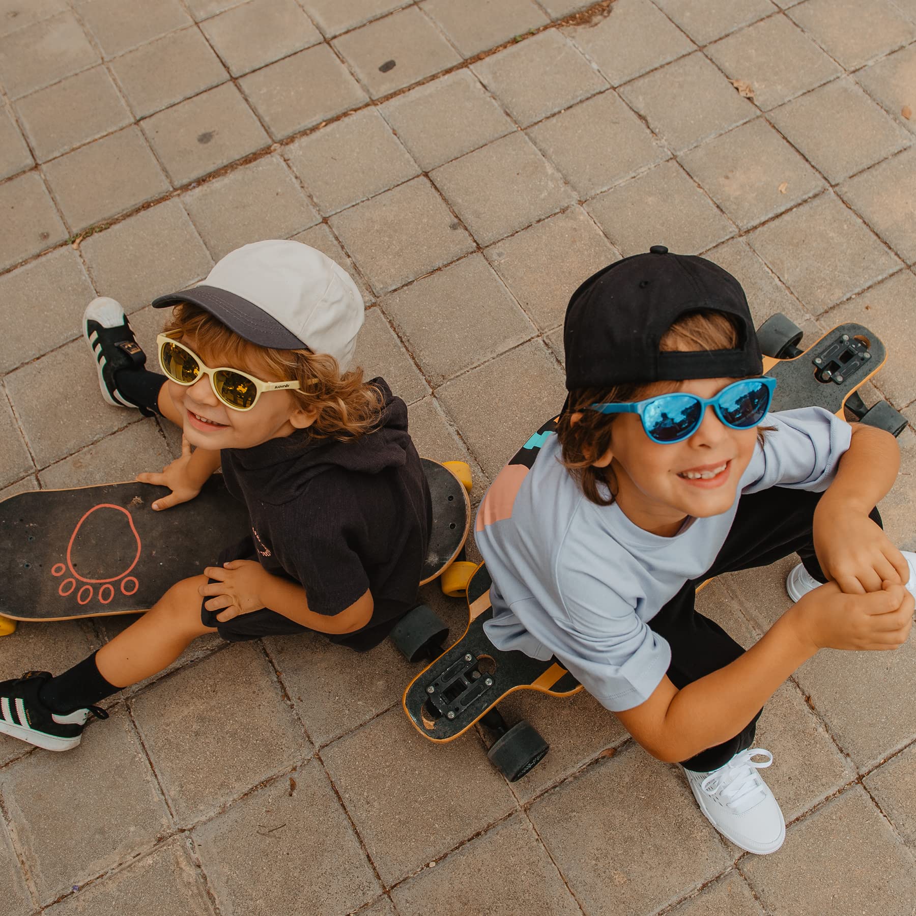 Suavinex, Gafas de Sol para Niños de 3 a 8 Años, Polarizadas, con Filtro UV 400, 100% Protección Rayos UVA y UVB, Funda y Cinta de Sujeción Incluidas, Flexibles y Ligeras