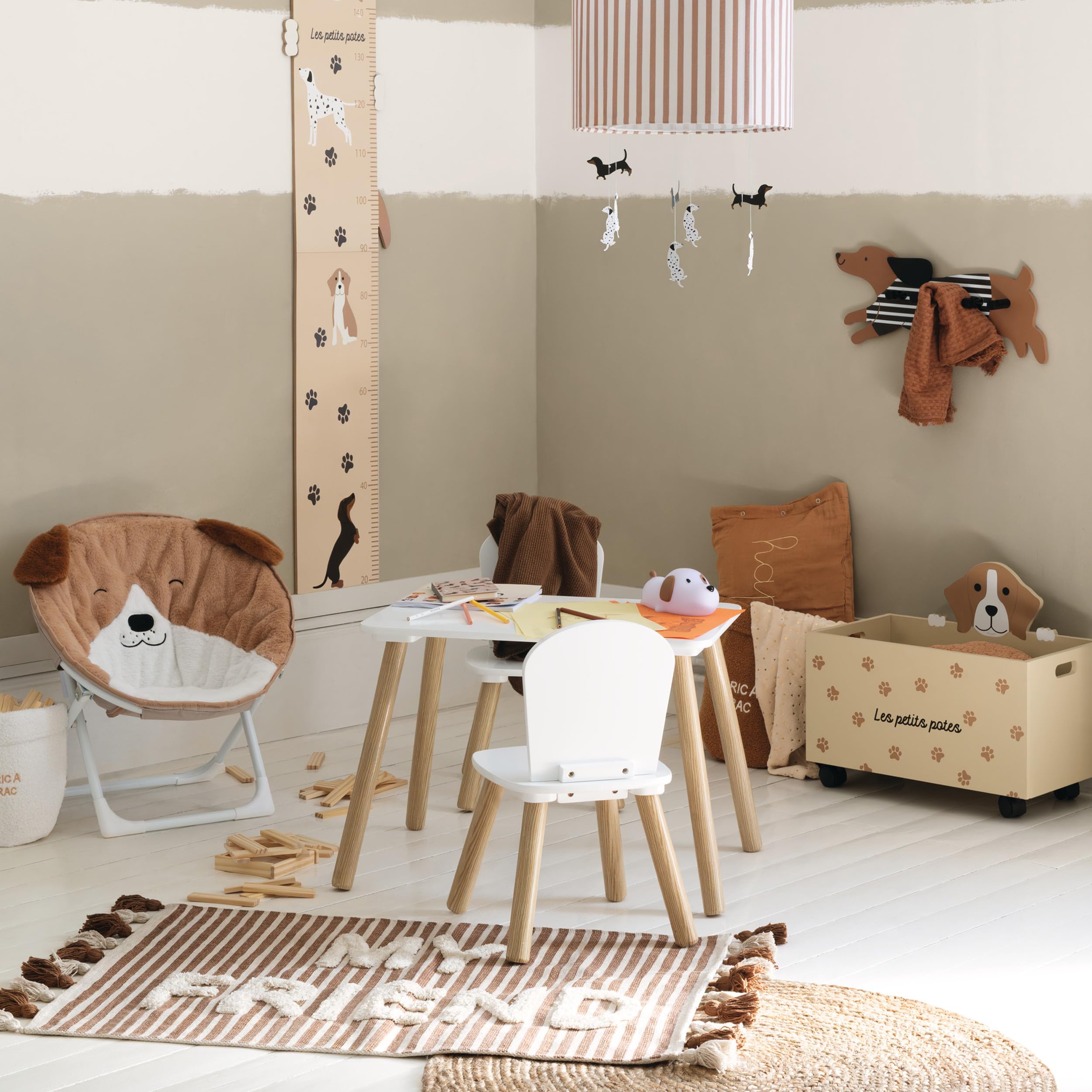 Atmosphera - Ensemble de Table et Chaises Enfant Alex - 3 Pièces (1 Table + 2 Chaises) - Plateau Résistant à l'eau - Mobilier de Chambre, Salle de Jeux - Fille et Garçon - Bois, Bords Arrondis, Blanc