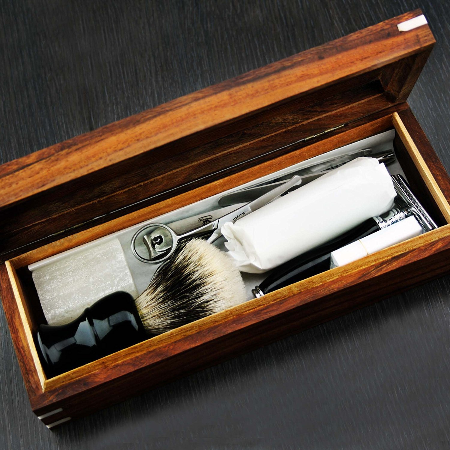 Handmontierte klassische Silberspitze Dachshaarbürste Rasierschaum, Alaunblock, Nasenschneider, Nasenschere, Pinzette, Nagelschneider in antiker Holzkiste 9-teiliges Geschenkset.