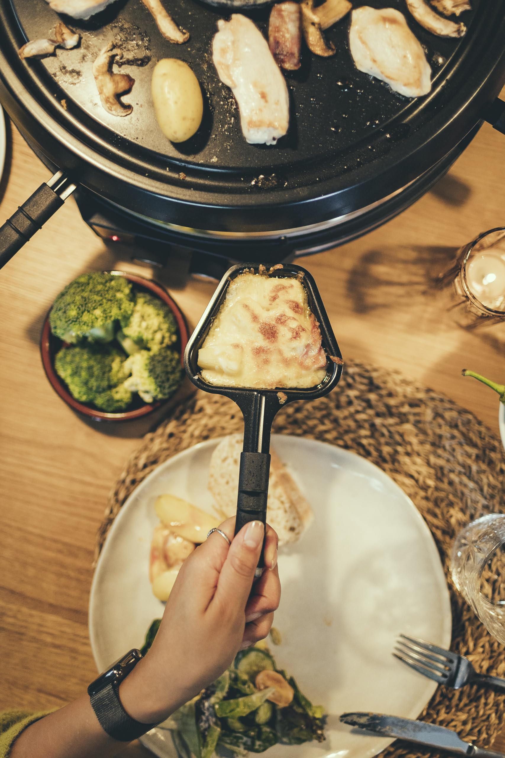 SEVERIN Raclette-Fondue-Kombination für 8 Personen, 1.900 W, zwei separat heizbare Elemente, spülmaschinengeeigneter Fondue-Topf, Edelstahl, schwarz, RG 2348