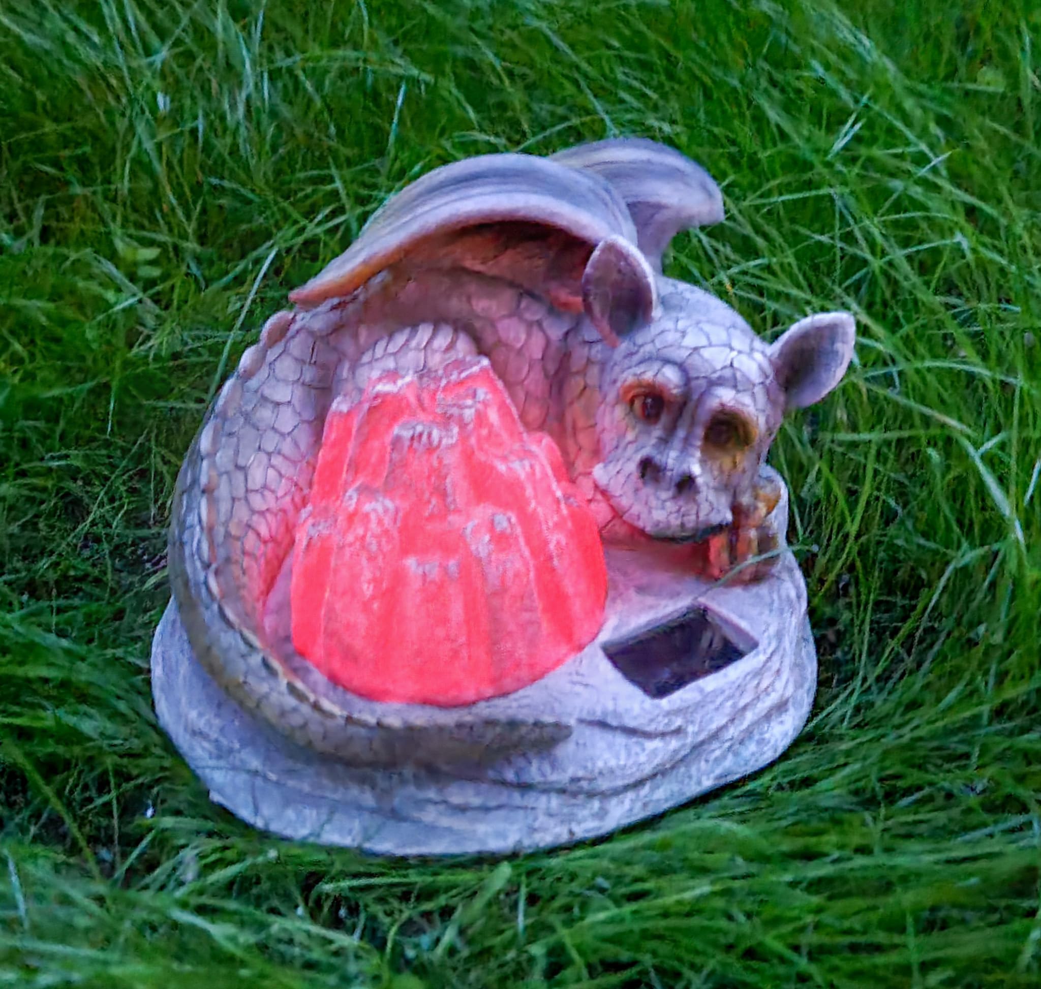 Kremers Schatzkiste Drache am LED Lava Feuer 27 cm Gartenfigur Solar Deko Geschenk Polyresin Solarlicht
