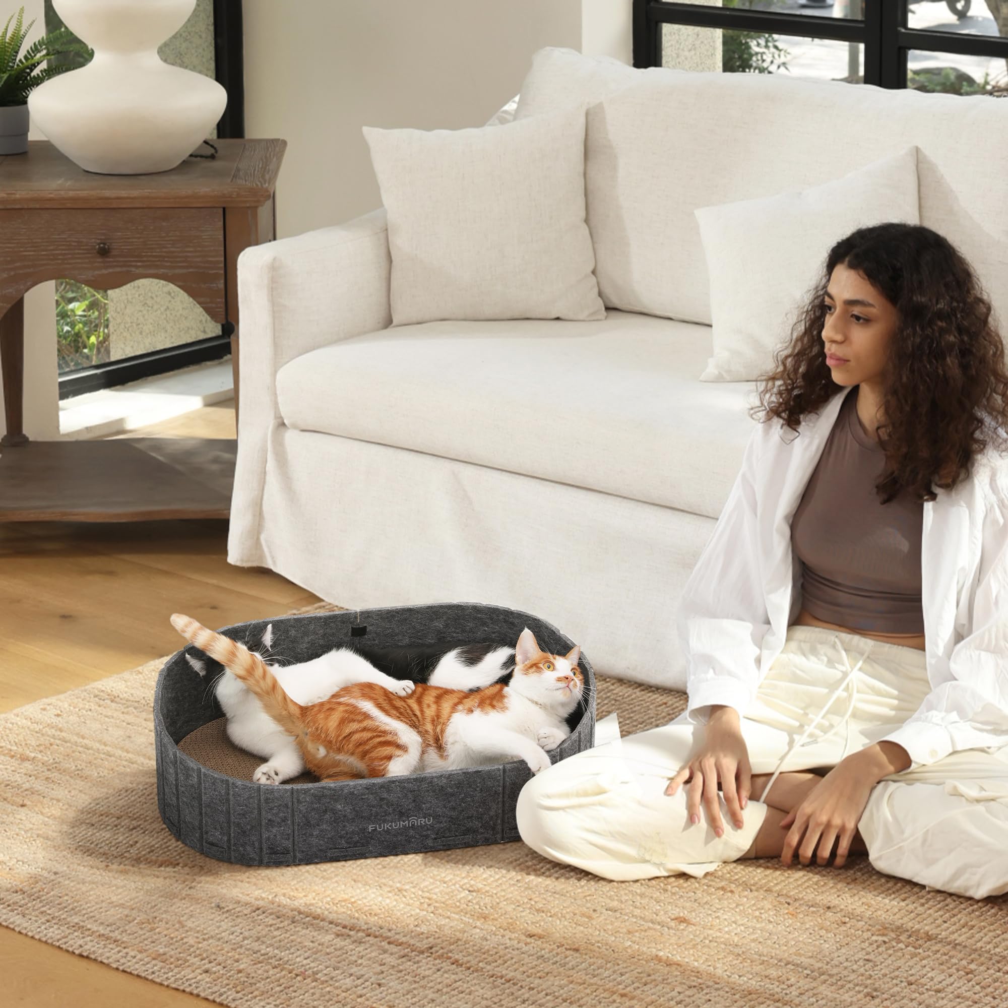 FUKUMARU Kratzbrett für Katzen, 61 cm Kratzpappe in Sofa-Form, Umkehrbares Katzenbett, Runde Kratzpads aus hochwertiger Filz und Karton, Dunkelgrau.