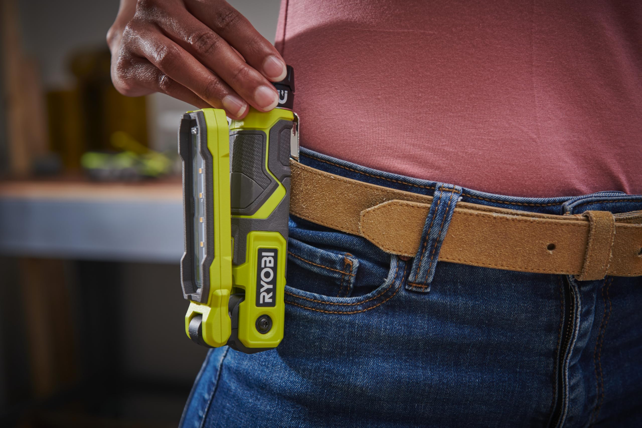 RYOBI 4 V USB-LITHIUM Akku-Stableuchte RLI4-120G, klappbar, 650 Lumen, inkl. 1 x 4 V 2,0 Ah Lithium Akku und Ladegerät