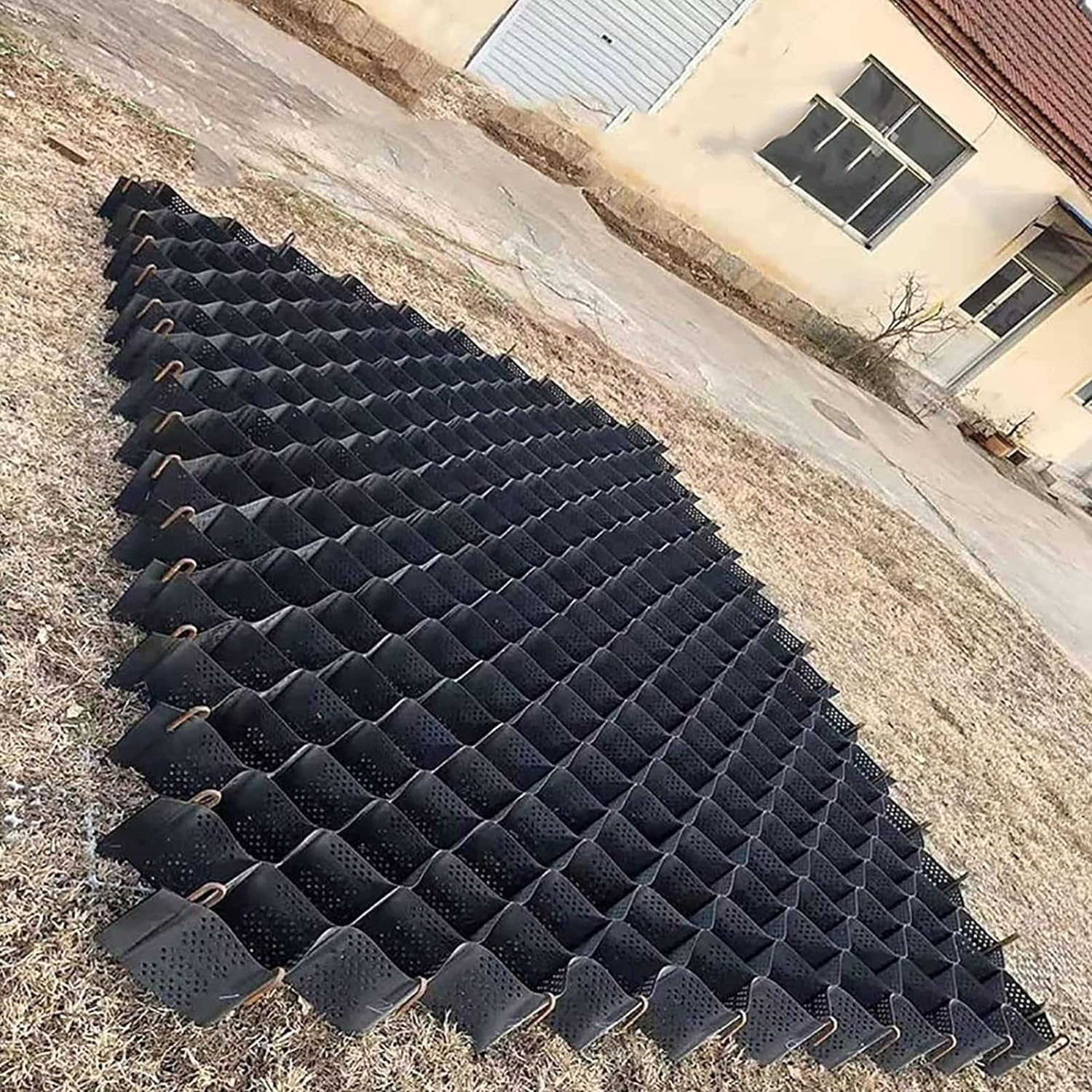 Grille au sol perméable stabilisatrice de gravier 8m x 6m