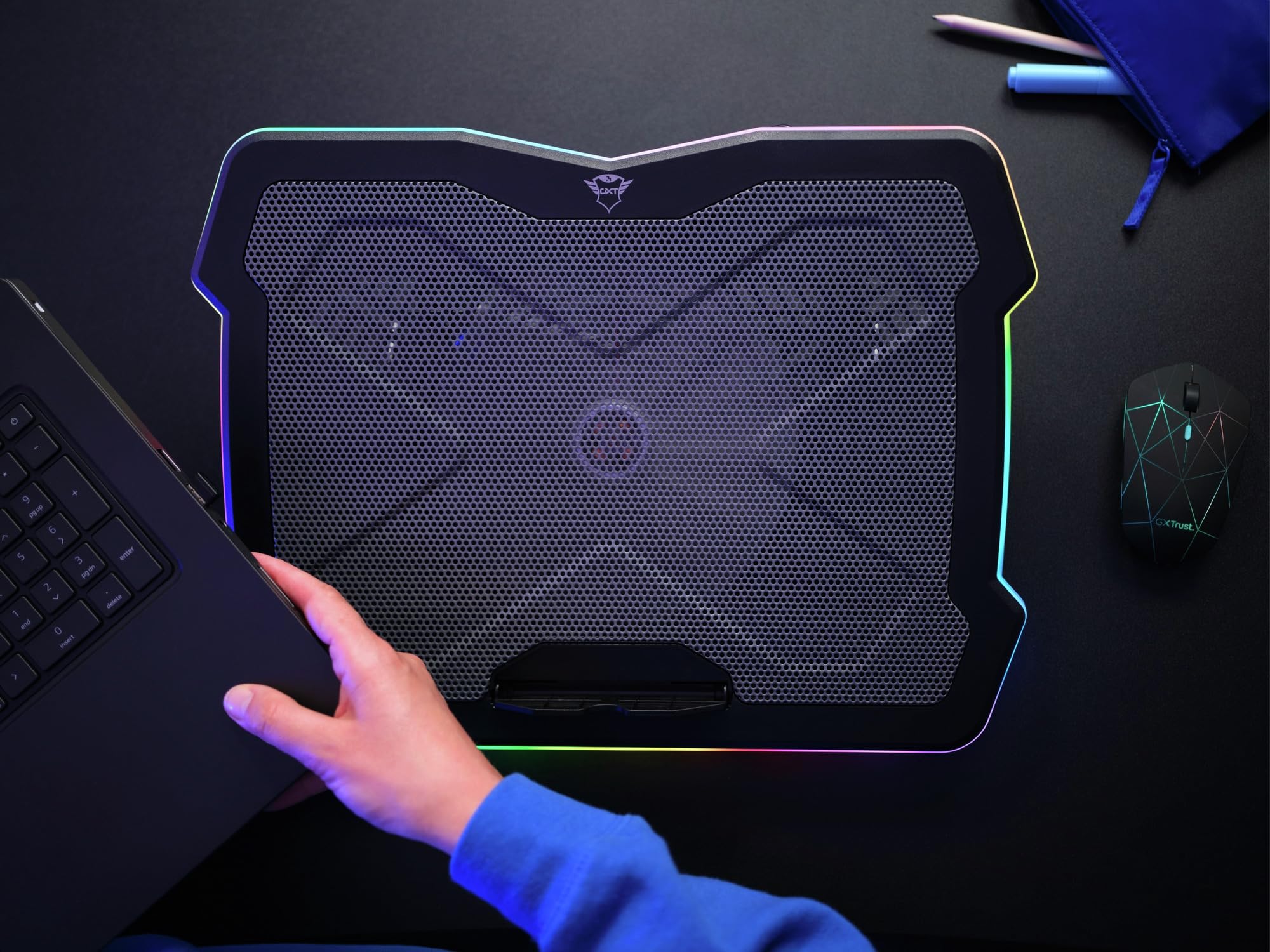 Trust Gaming GXT 1126 Aura Wielokolorowy podświetlany stojak chłodzący do laptopów o przekątnej do 43.9 cm, chłodziarka do laptopa z regulowaną prędkością, tryb ciszy, zasilanie USB do gier, czarny