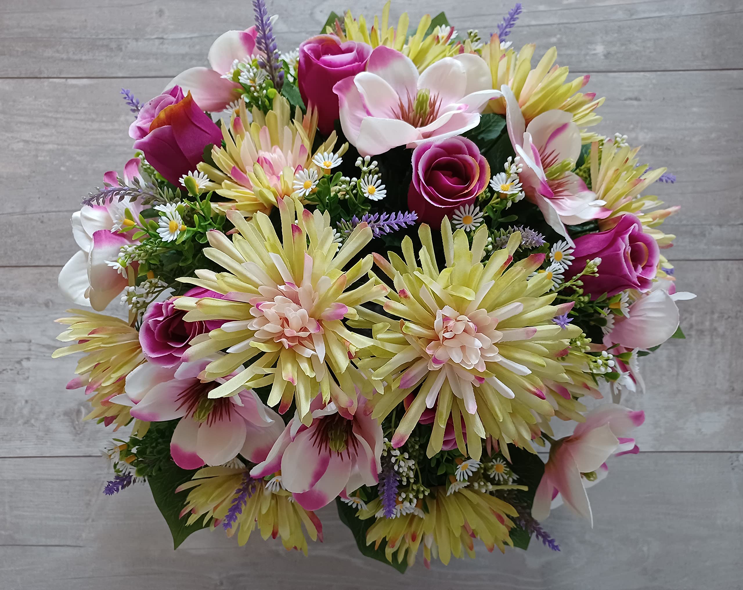 Composition de Fleurs Artificielles, Lesté Ciment pour Une Parfaite Tenue à L' Extérieur. Réalisé par nos Soins, Fleurs de Qualité.