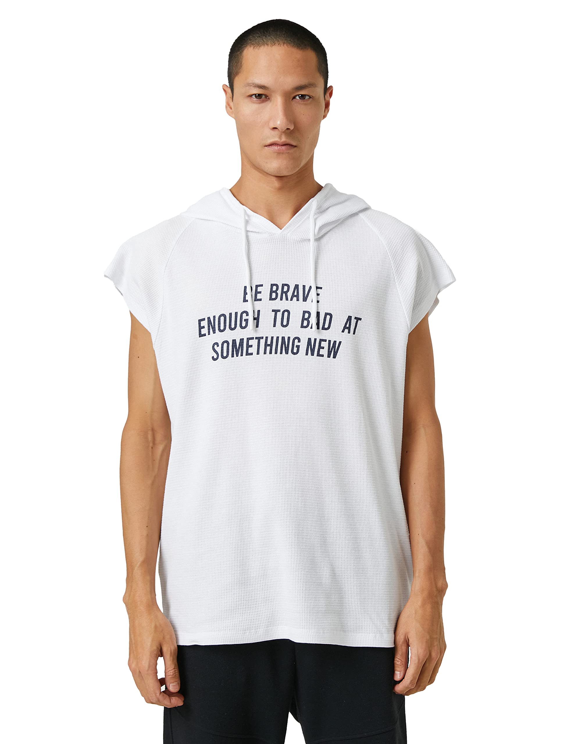 Camiseta con capucha hombre Koton look urbano casual con eslogan impreso 6