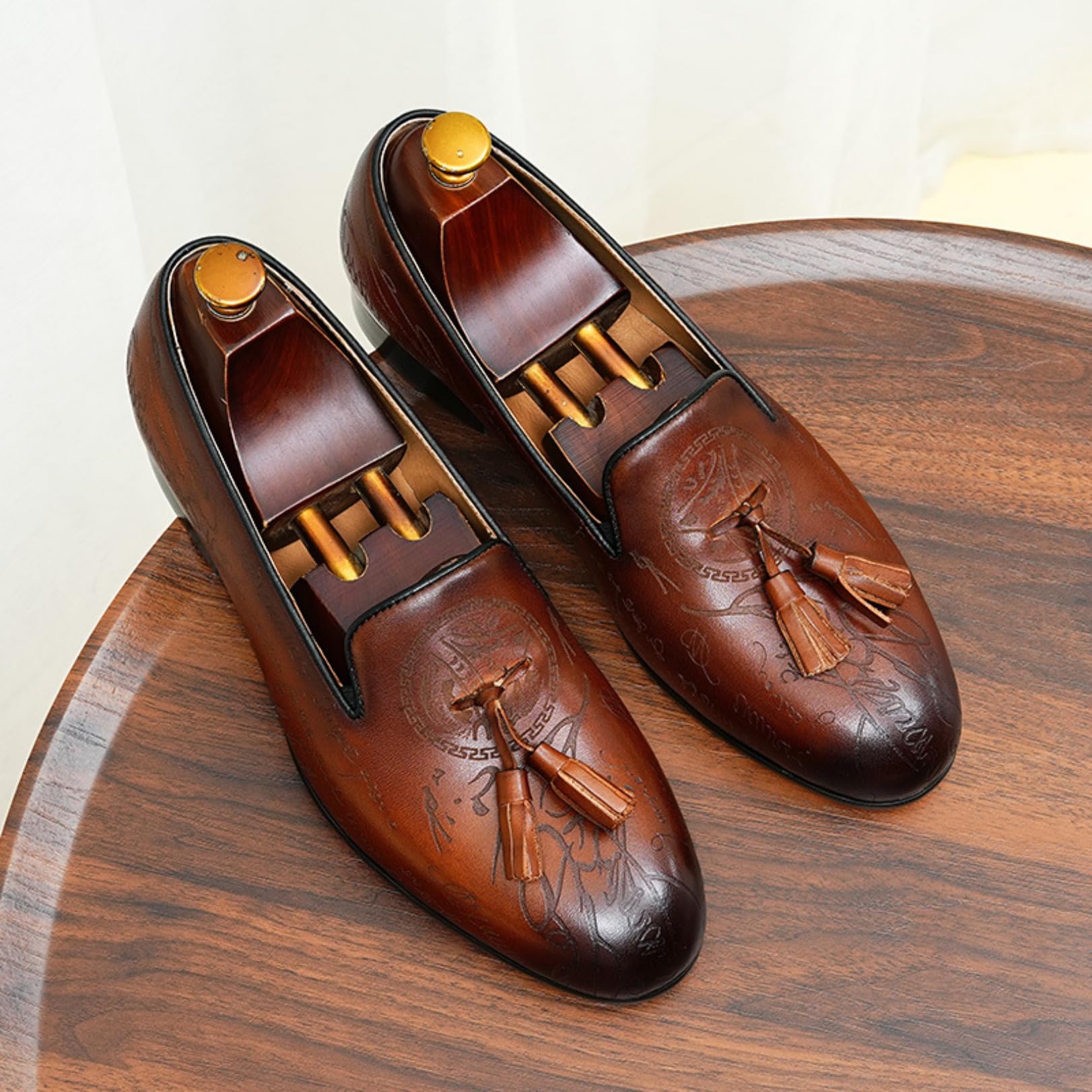 Genérico Mocasines Hombre con Borlas para Traje Boda Ceremonia | Mocasines sin cordones con borlas, diseño grabado y tacón 3 cm para traje, boda, oficina y eventos