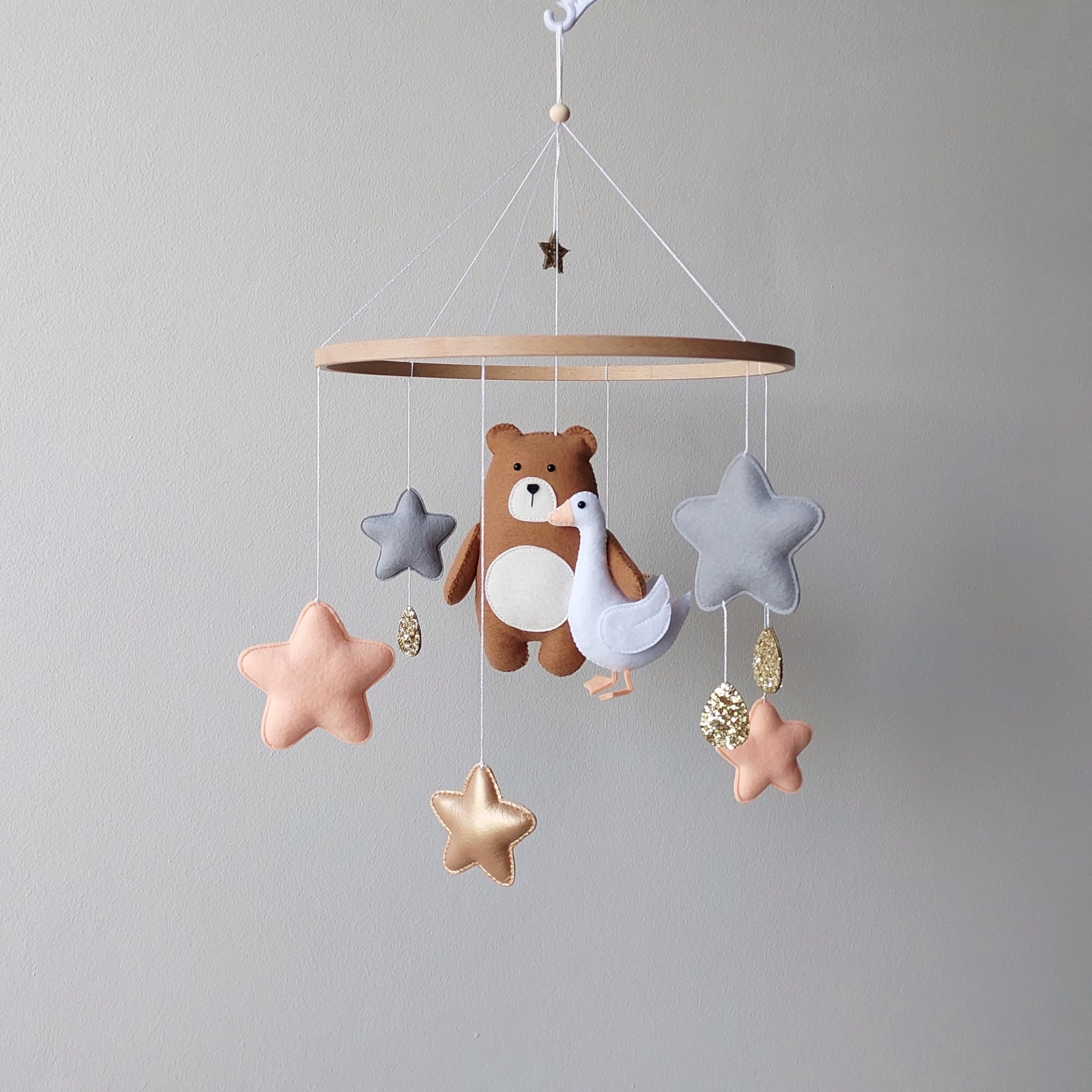 Waldtiere Baby Mobile mit Bär & Gans – Handgemachtes Filz-Mobile fürs Babybett – Neutrale Kinderzimmer Deko – Mobile mit Sternen – Geschenk zur Geburt