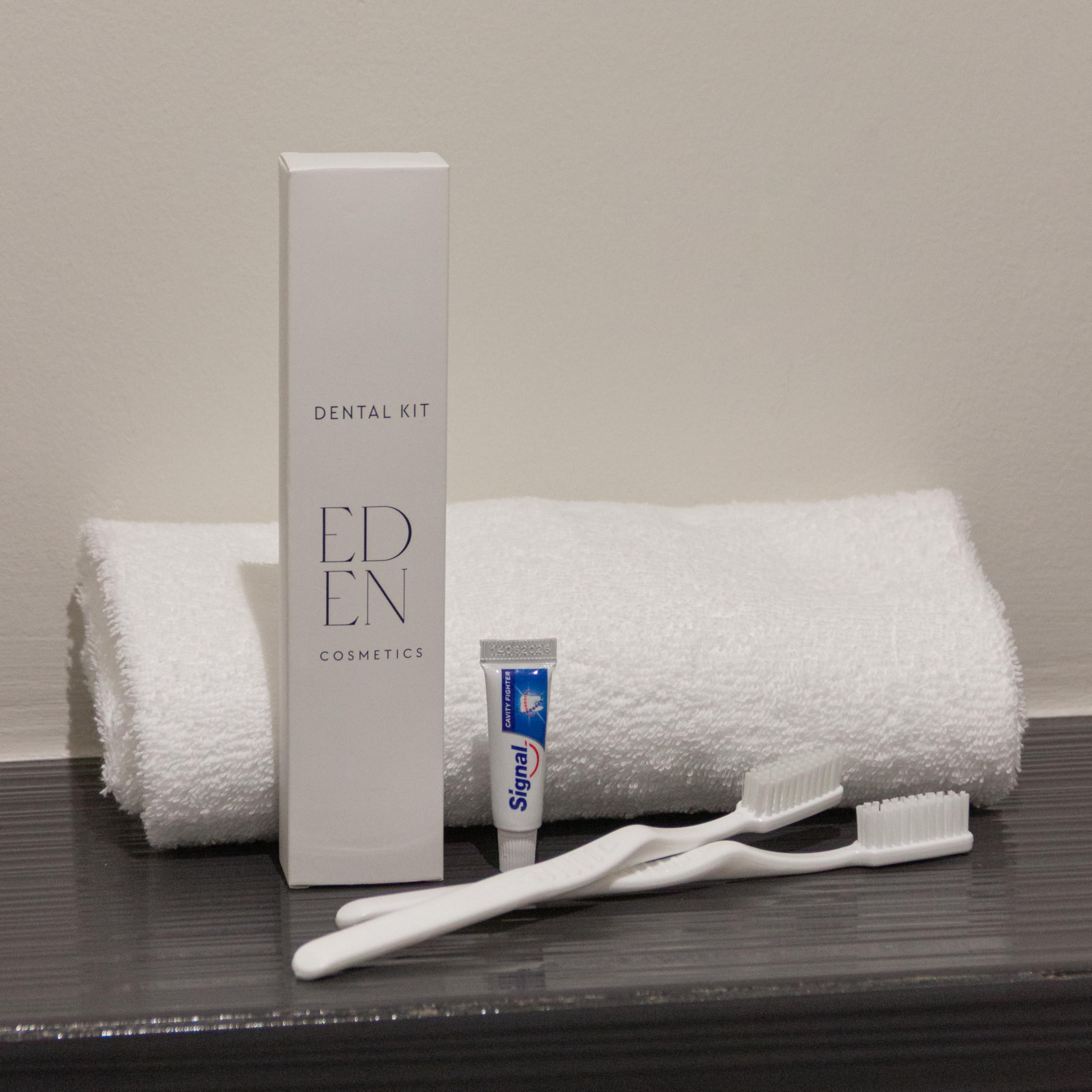 Kit Dentaire Hôtel – Lot de 100 : 2 Brosses à Dents + 1 Dentifrice Signal 5g par Kit – Dental Kit Individuel pour Hôtels, Airbnb, Gîtes – Emballage Recyclable – Eden Cosmetics