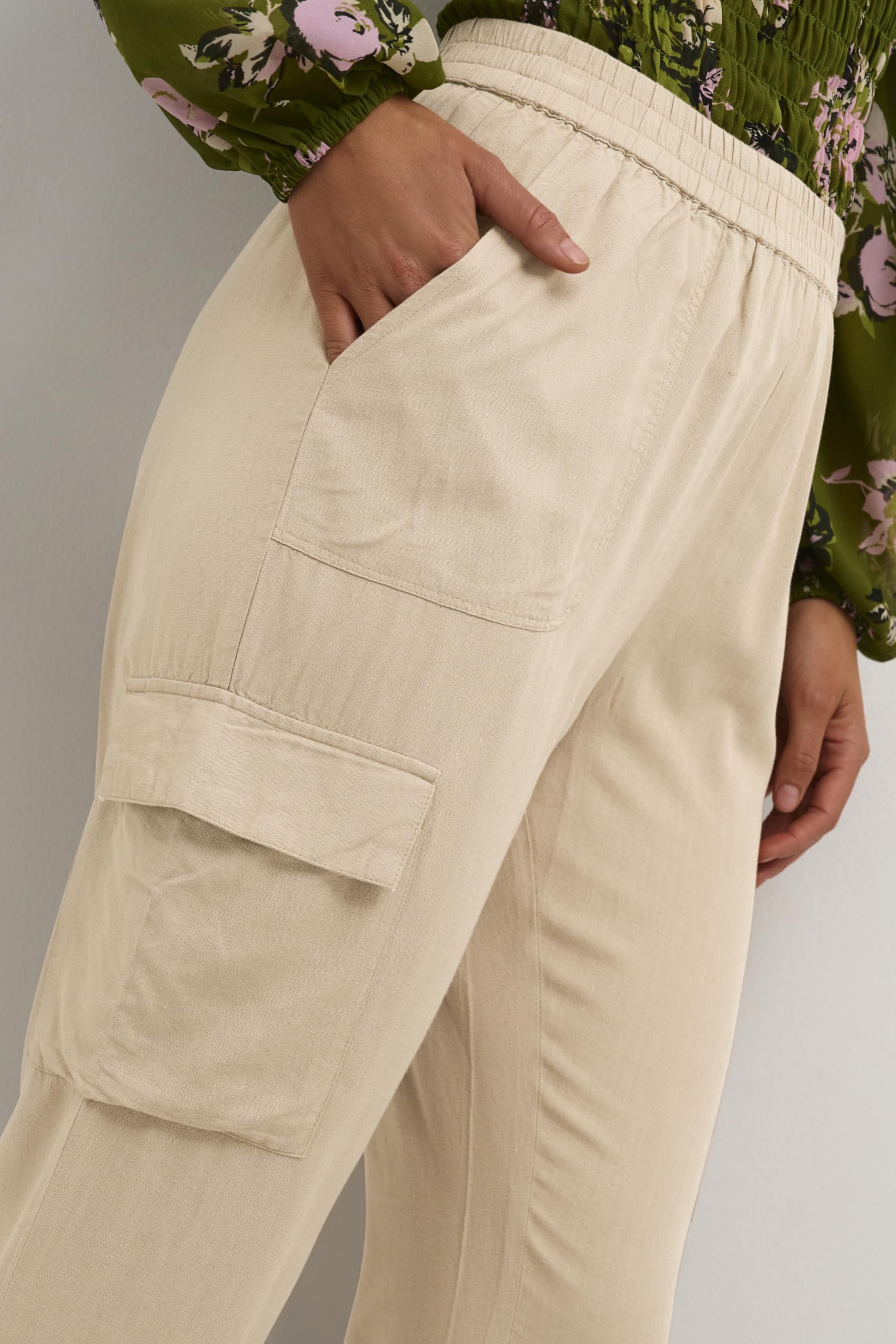 Kaffe Women's Women's Cargo Pants Elastic Waist Cropped Length Regular Fit Elastic Cuffs Pants, Chinchilla,