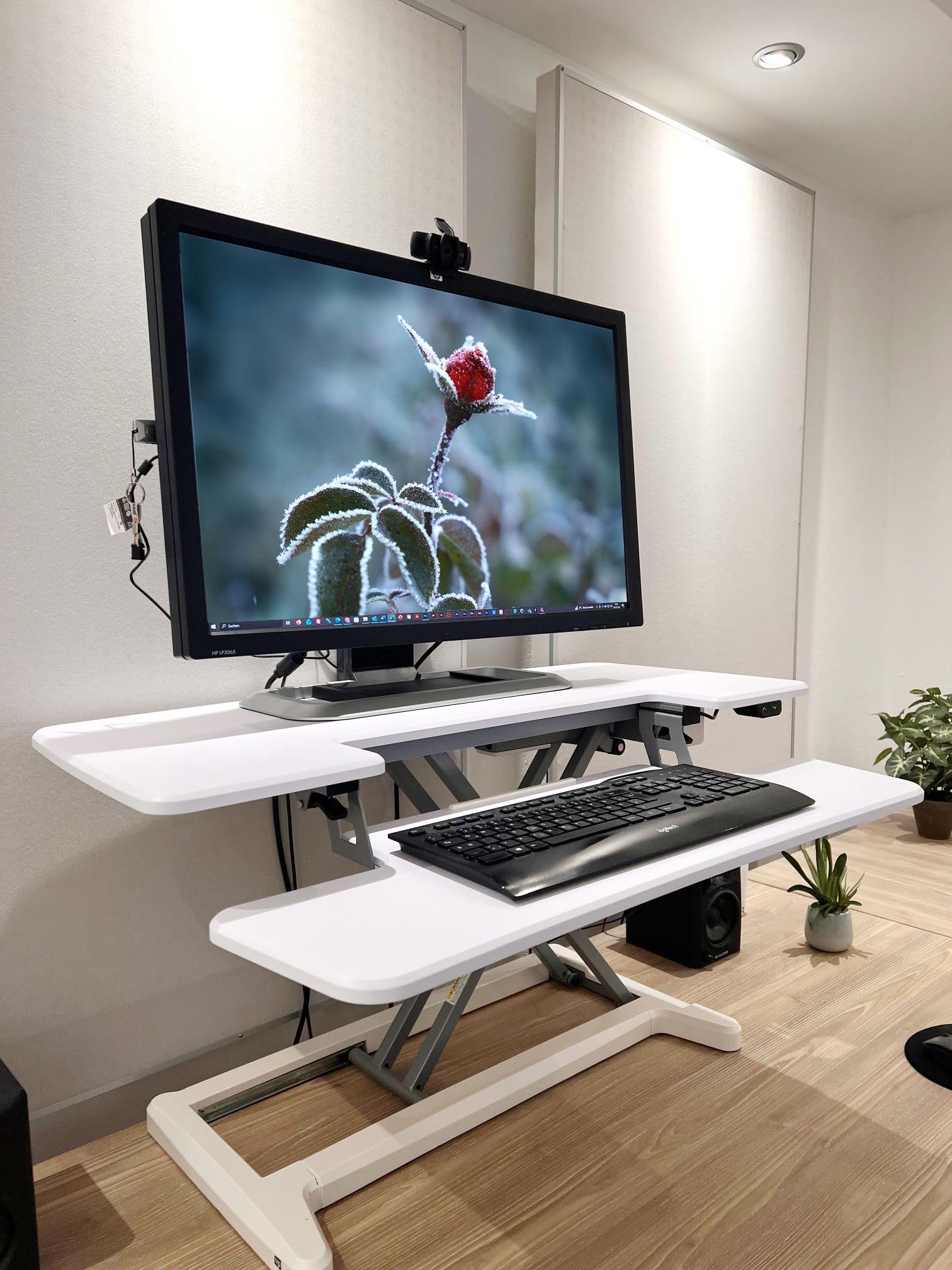 UPdesk Cross - Höhe 12-50,5 cm - Breite 41,5 x 88 cm - Schreibtisch Erhöhung - Höhenverstellbar - Elektrisches Bedienung - Weiß