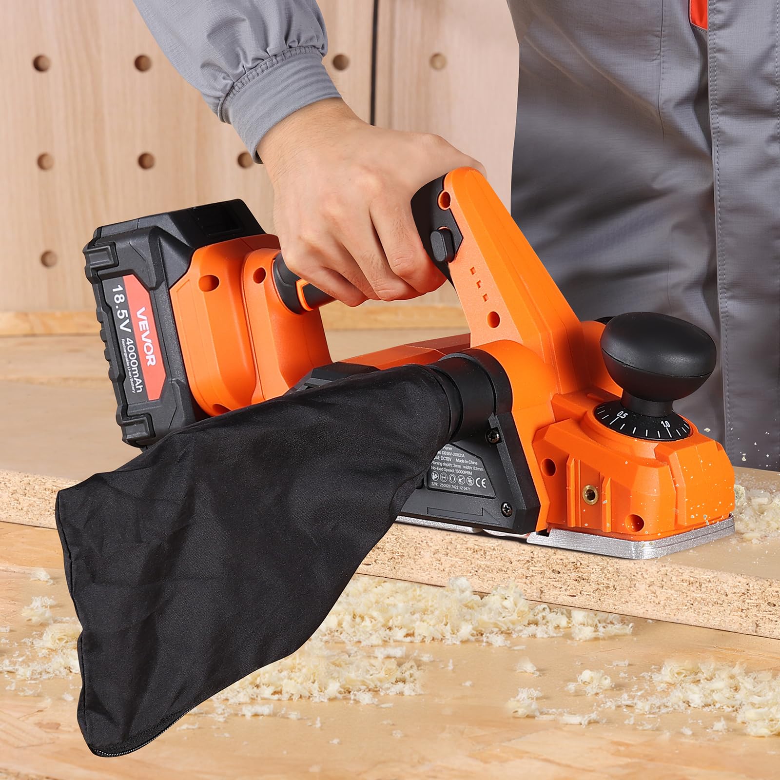 VEVOR Pialla a Mano Universale Regolabile Larghezza di Taglio 82 mm Pialla Elettrica Manuale per Legno da 15000 giri/min con Batteria al Litio da 4,0 Ah e 18 V, per la Lavorazione del Legno
