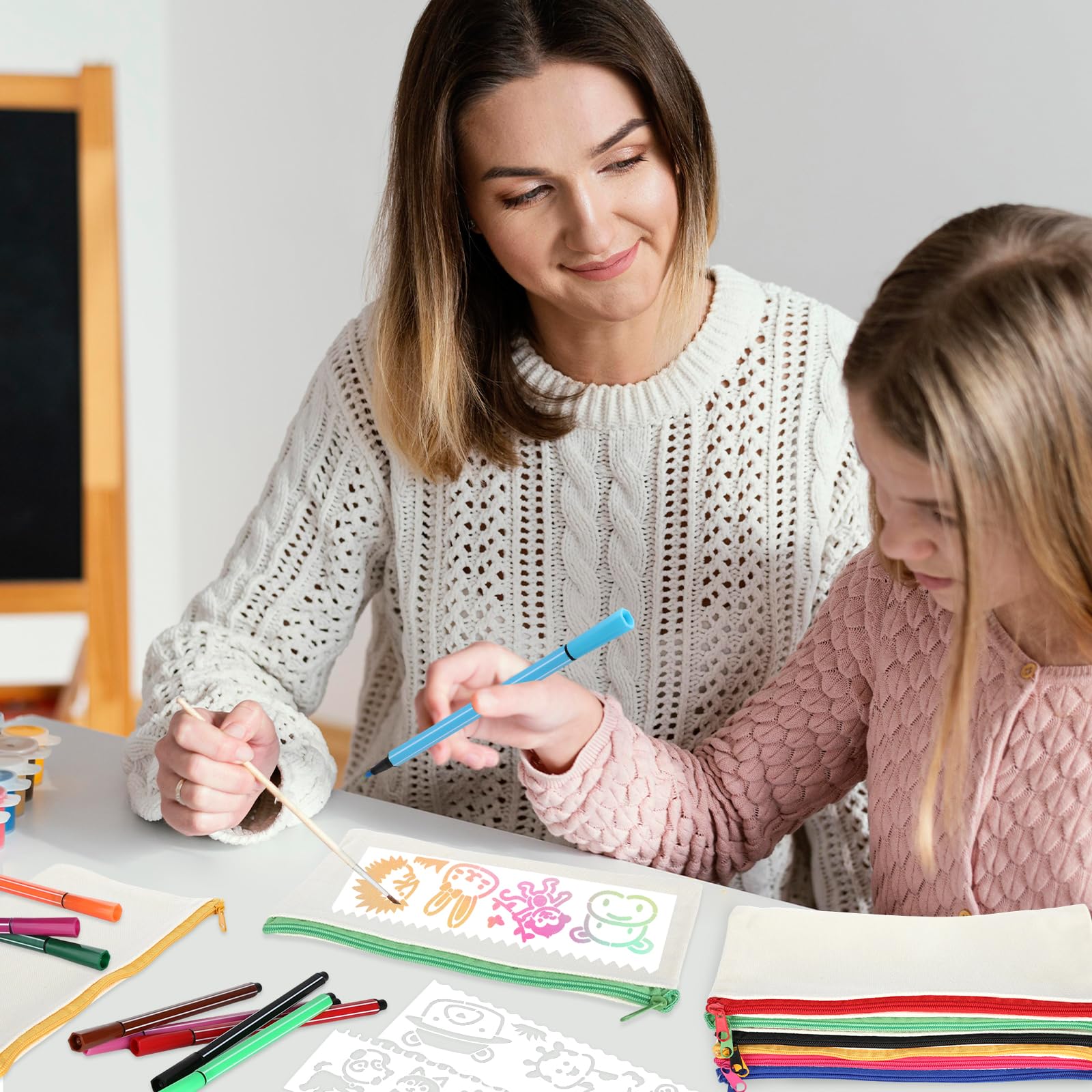 12 Pièces DIY Vierge Pochette Tissu, Pochette Tissu Zippée, Trousses en toile à peindre,12 pinceaux colorés, 16 modèles de peinture, 12 x 21cm,pour Voyage Activités en Classe, cadeaux pour enfants