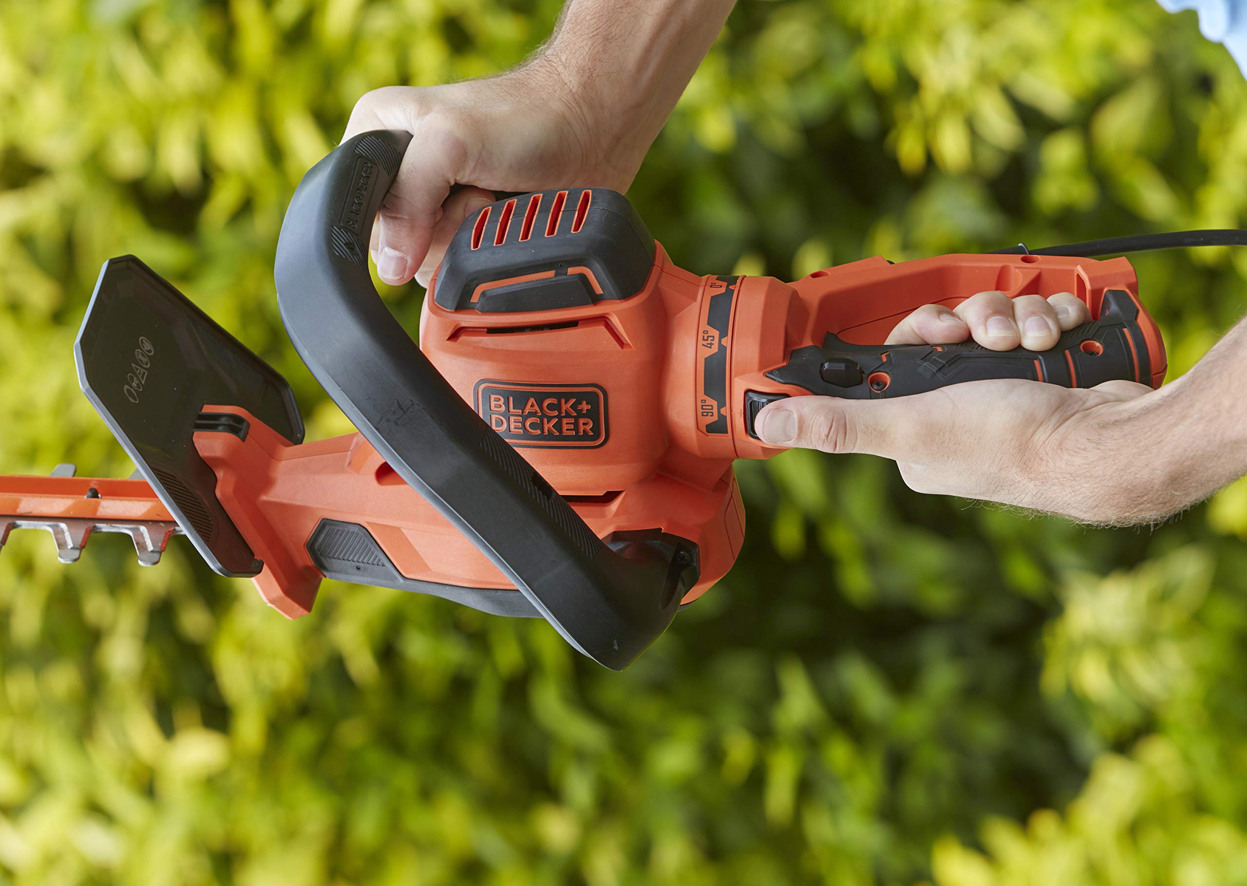 Black+Decker Elektro-Heckenschere BEHTS551 (650W, 60 cm Schwertlänge, 25 mm Schnittstärke, drehbarer Handgriff für optimale Steuerung, mit Kabelzugentlastung, für große Hecken)