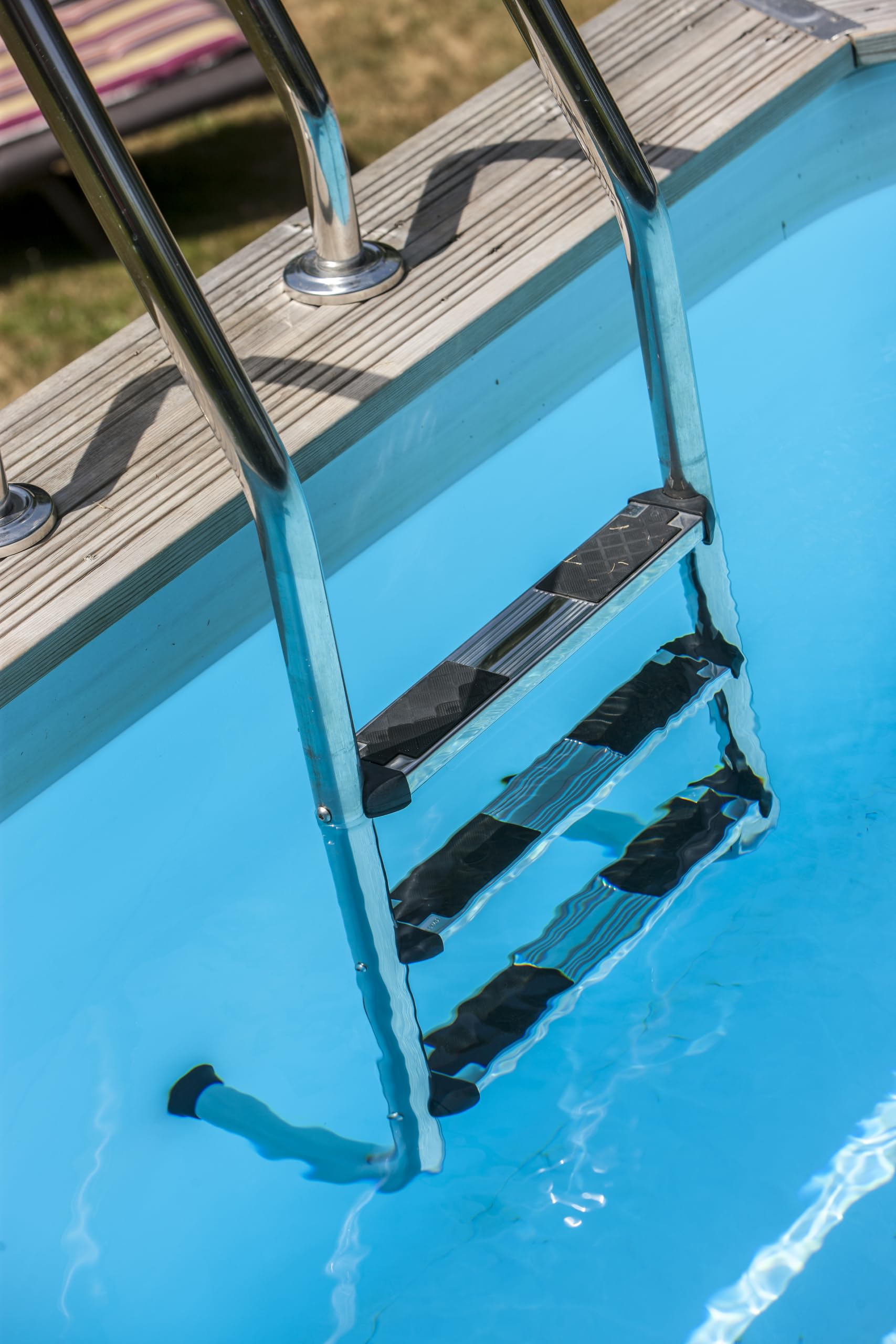 Gre 126674 - Scala di sicurezza per piscine interrate in legno - Acciaio inossidabile, gradini antiscivolo e sistema di sicurezza per bambini