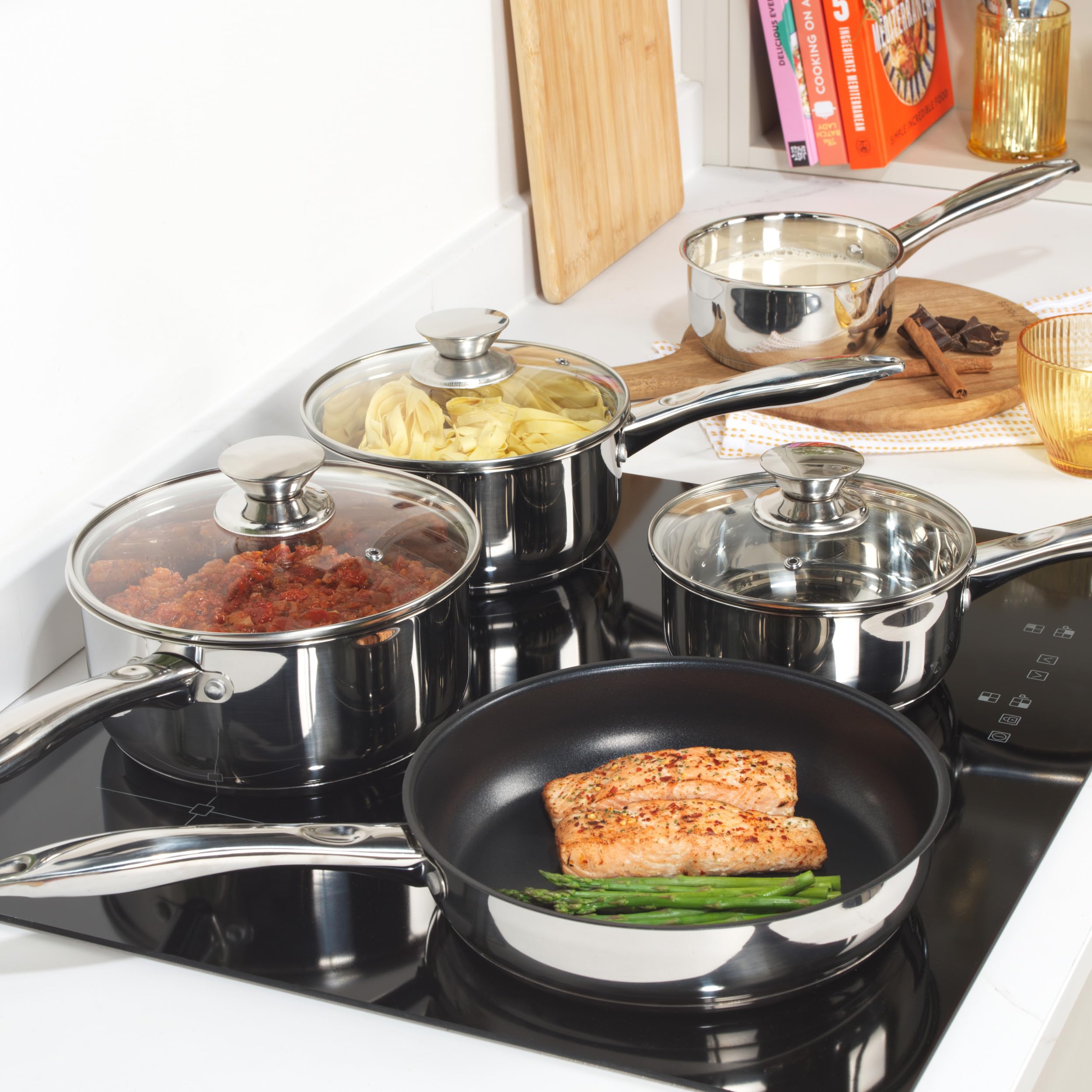 Russell Hobbs Set di pentole da 5 pezzi - antiaderente acciaio inox , padella da 24cm, pentola da 16/18/20 cm, lattiera da 14 cm, impilabile per tutti i piani cottura, Lavabile in lavastoviglie