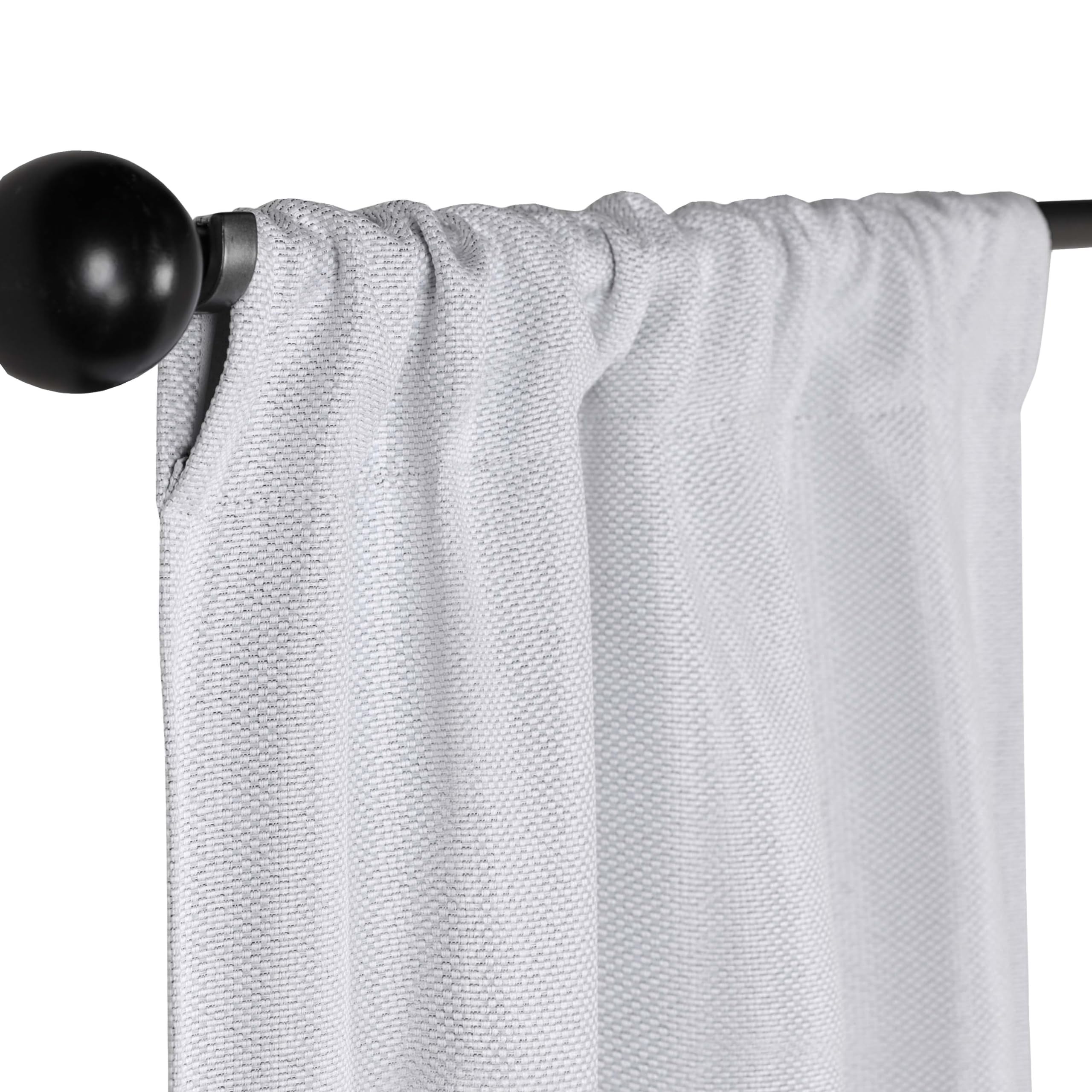 Rideaux de salon occultants couleur platine pour créer une ambiance cocooning et tamisée
