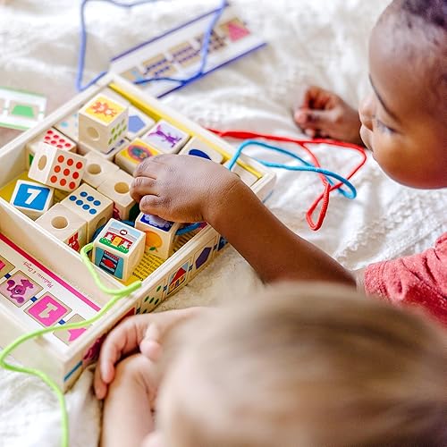 Miniatura 2 de Melissa & Doug Blue's Clues & You! Cuentas de madera para cordones – 25 cuentas, 4 cordones – Certificado FSC