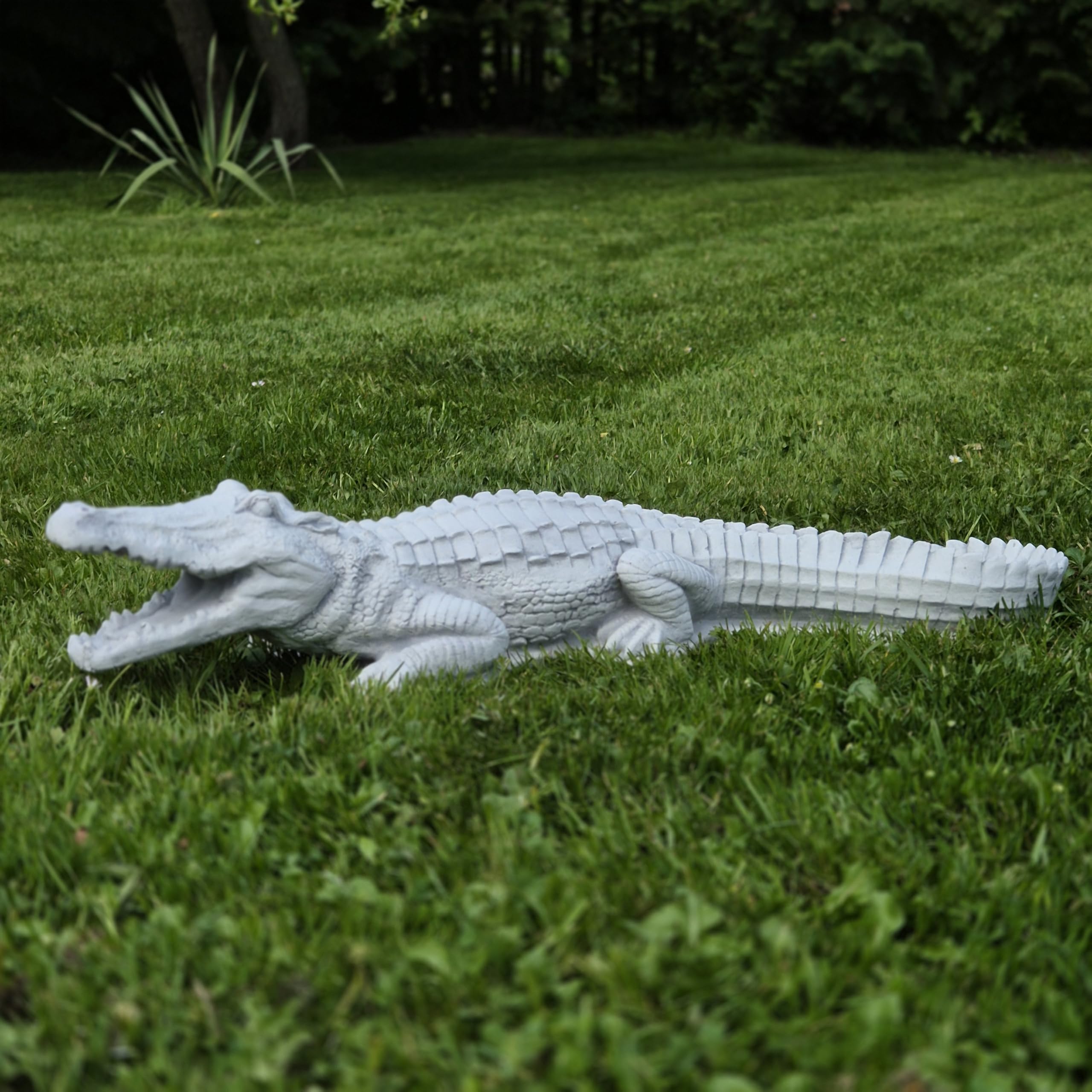 FABRIQ Crocodile 68 cm – 10 kg – Statue en pierre artificielle grise – Décoration de jardin résistante au gel – Statue animalière massive