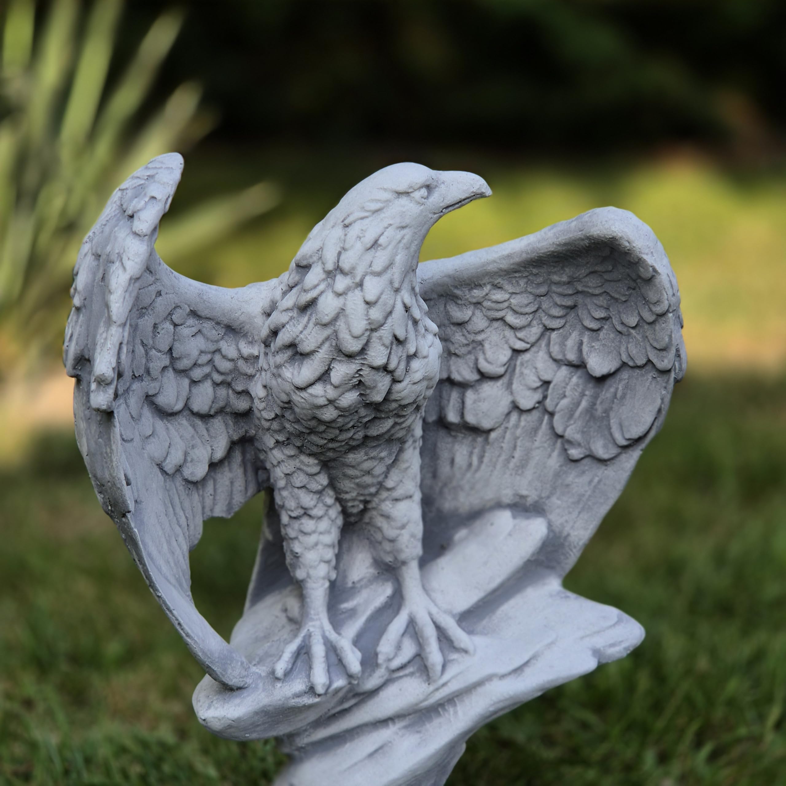 FABRIQ Adler auf Felsen 32 cm – 4 kg Steinguss Tierfigur – Frostsichere Gartendeko – Realistische Skulptur