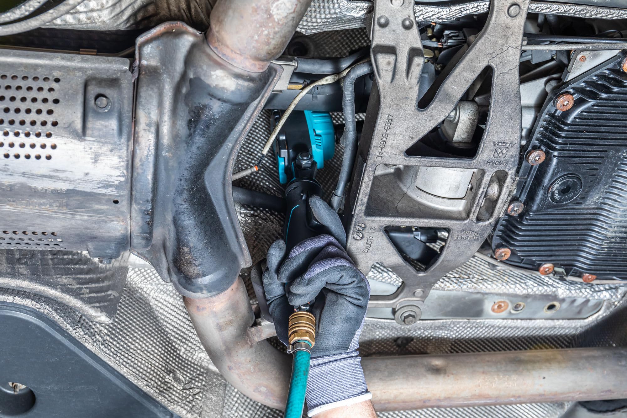 HAZET Pneumatyczny klucz udarowy Twin Turbo 9012ATT | Max. moment zwalniający 550 Nm, napęd kwadratowy 12,5 mm | kątowy - do obsługi śrub zacisków hamulcowych i trudno dostępnych połączeń śrubowych