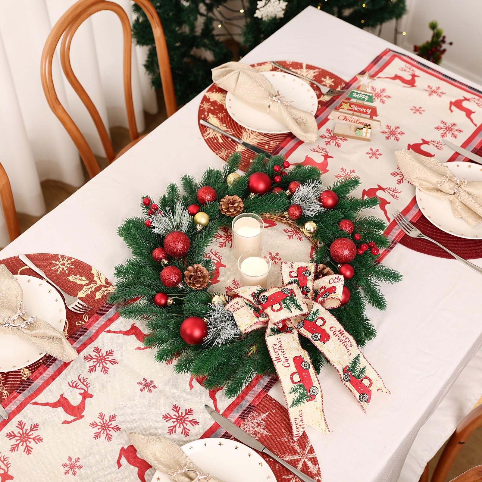 Coronas artificiales de Navidad de 22 pulgadas, corona decorativa duradera para colgar con conos de pino, bayas rojas, lazo a cuadros de búfalo, adornos de bolas para decoración navideña del