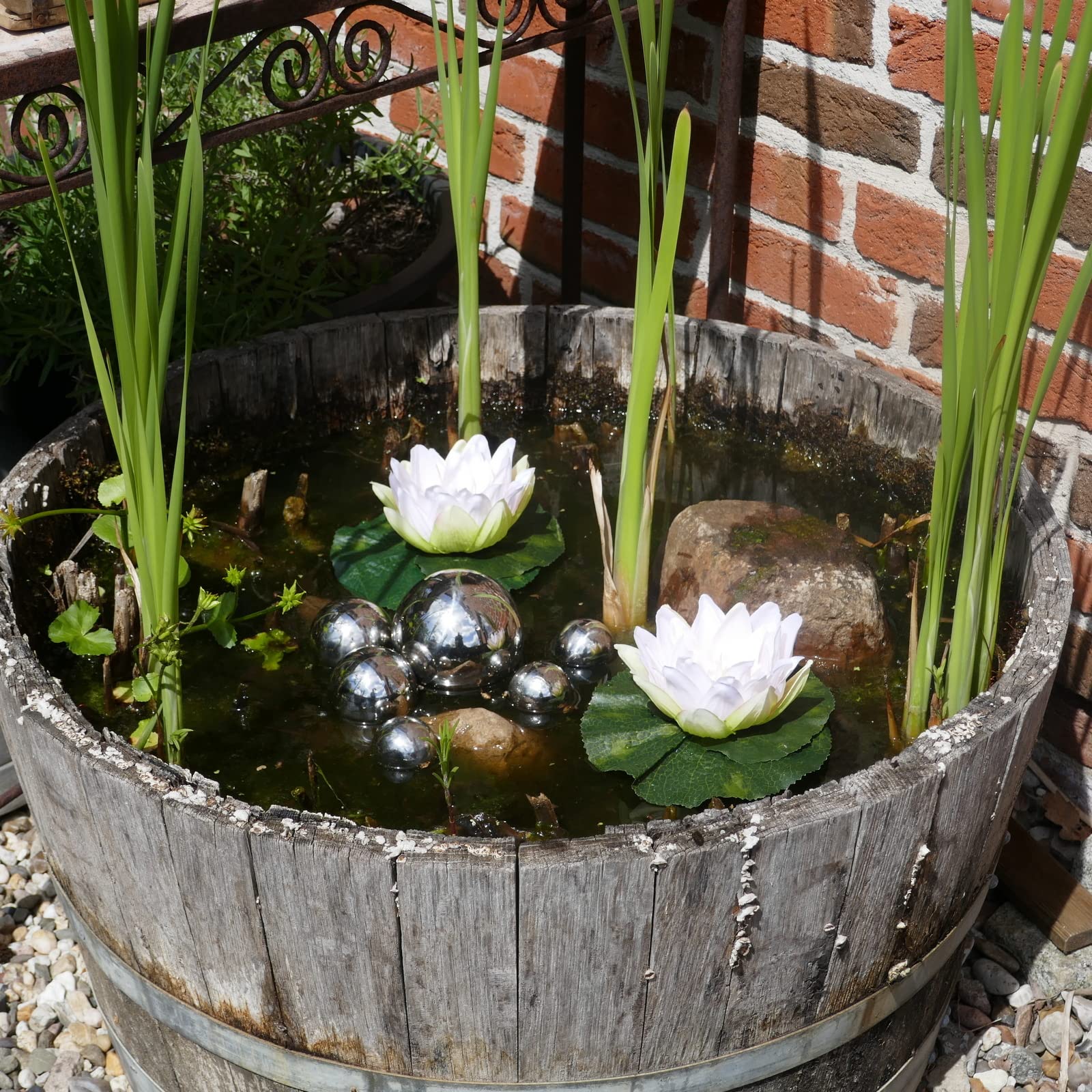 Storm's Gartenzaubereien Miniteich Komplettset mit 2 Seerosen Weiss - 6 Schwimmkugeln - Teichkugeln in Silber - Teichdeko - Miniteich - Gartendeko