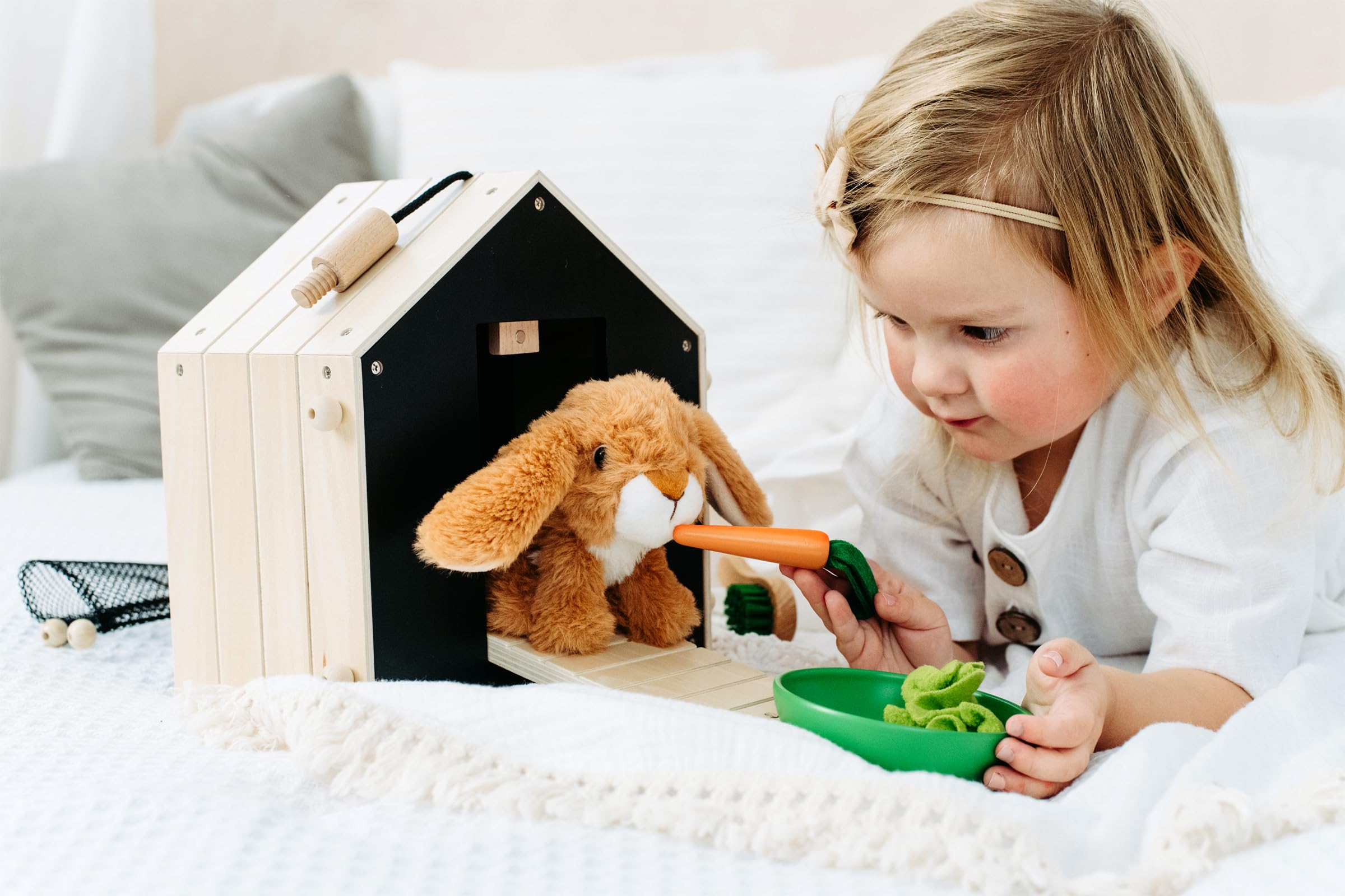 small foot Hasenstall mit Auslauf aus Holz, mit umfangreichem Zubehör, Rollenspielzeug für Kinder ab 3 Jahren, 12399