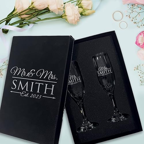Miniatura 2 de Mr and Mrs Toasting - Juego de 2 copas de champán para bodas grabadas personalizadas para parejas, monograma personalizado