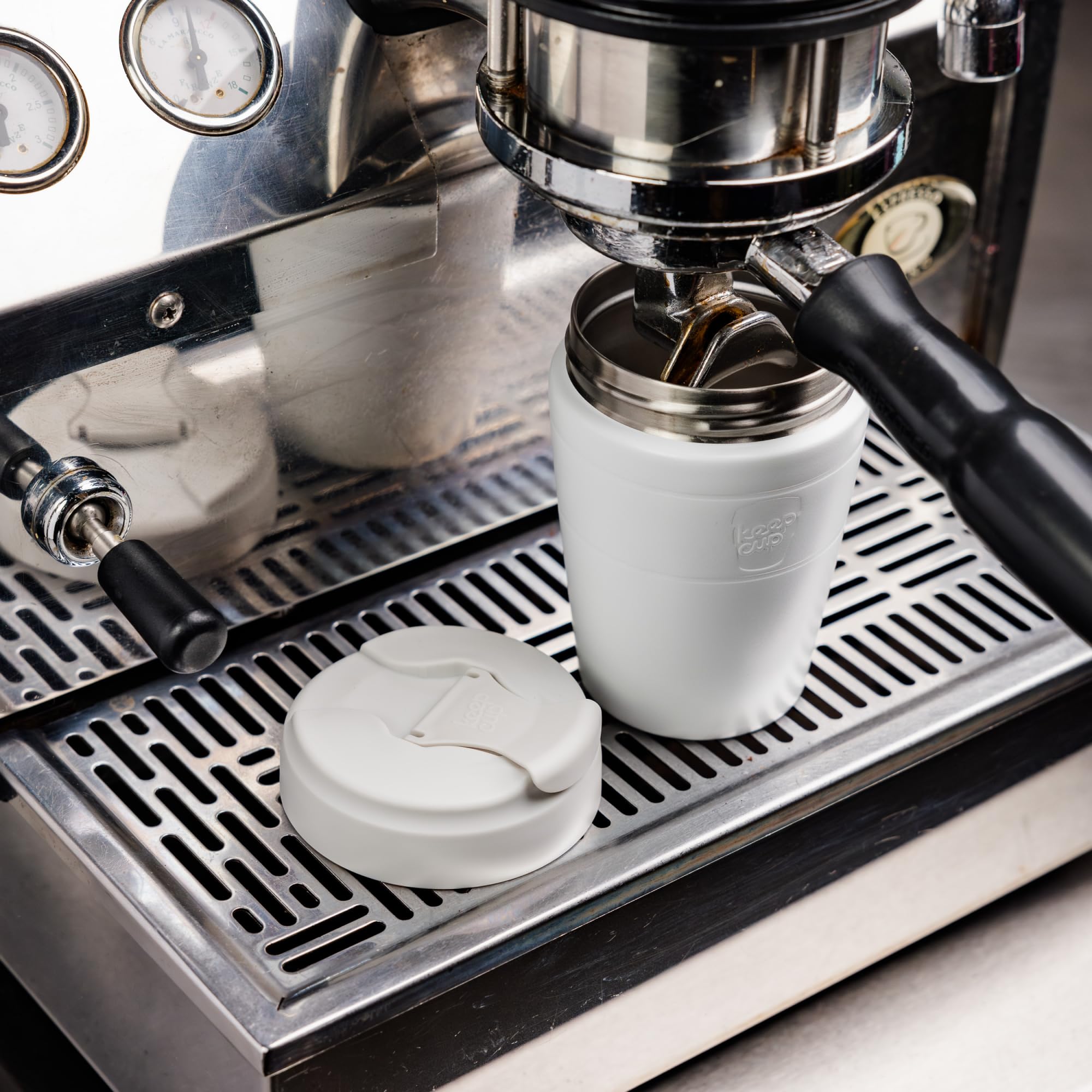 KeepCup Commuter - Taza de café reutilizable de acero inoxidable aislada con tapa abatible a prueba de derrames, 454 ml, color blanco hueso