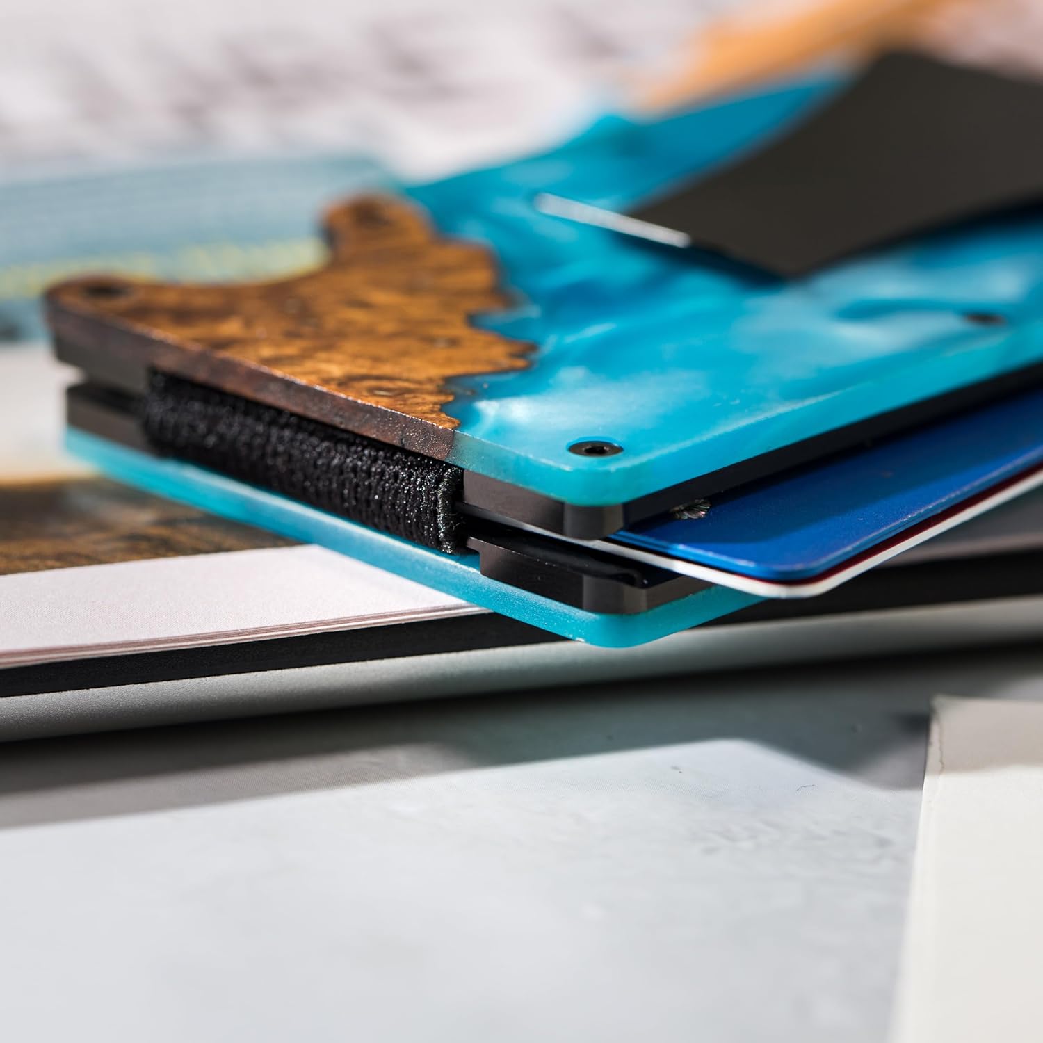 Resin Wood Card Holder – Minimalist Wallet for Men – Slim Design – Natural Wood Grain – Durable & Stylish – Gift for Him