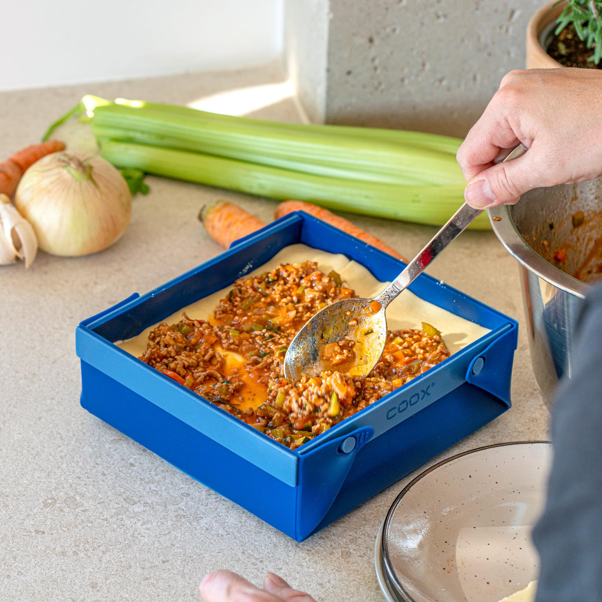 coox WUNDERFORM Frame SQ - die faltbare Kastenform mit Metallverstärkung - Backen & Servieren in Einem I Antihaft-Silikon I Spülmaschinenfest I Kein Stürzen I BPA-frei Blau