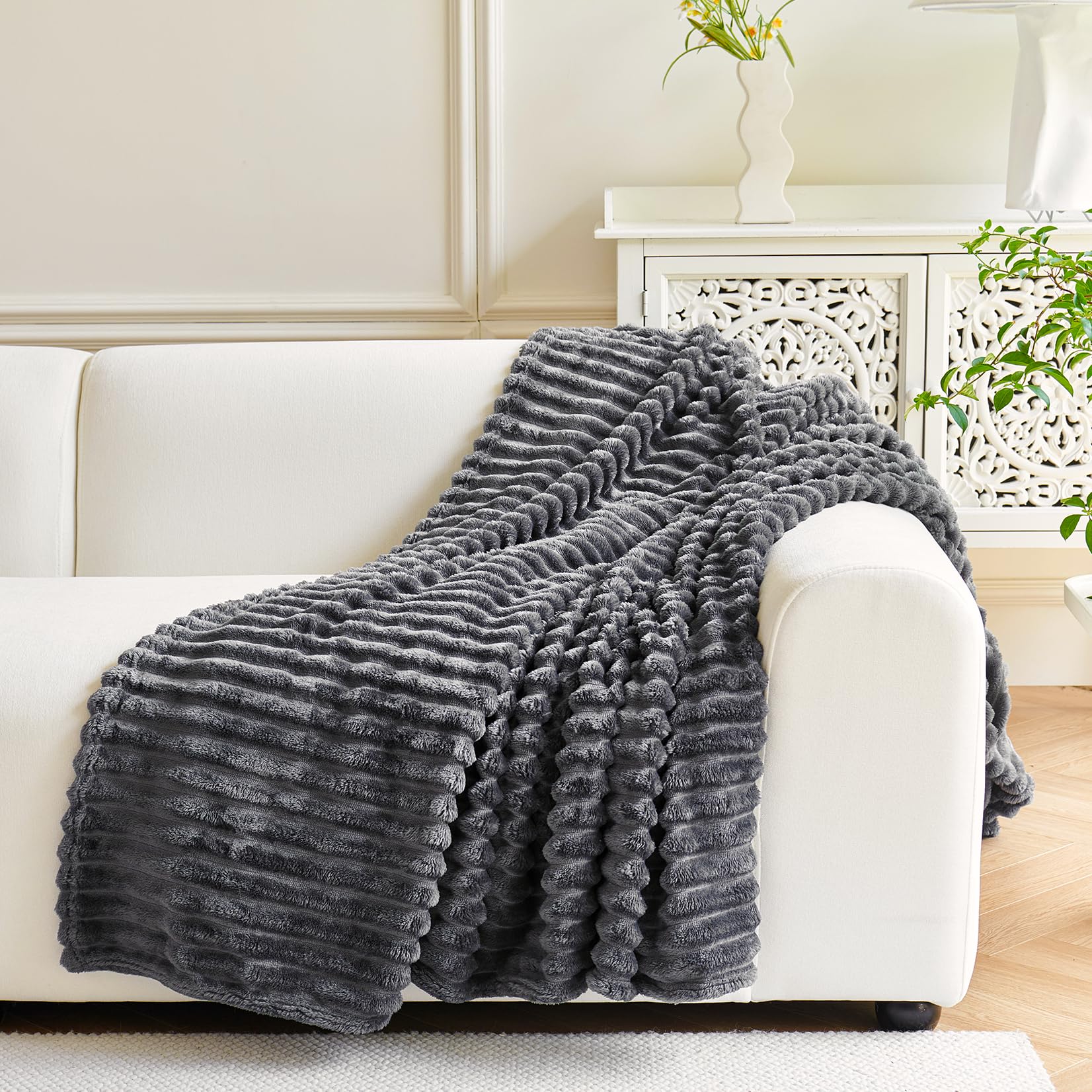 VANJOROY Fleece Fluffy Blanket Large Throw for Sofa and Bed 300GSM Lightweight blanket 100% Microfiber Fuzzy Soft Warm Cozy Luxury Throw for Settees Chair Travel Gift. Grey-150x200cm - Image 3