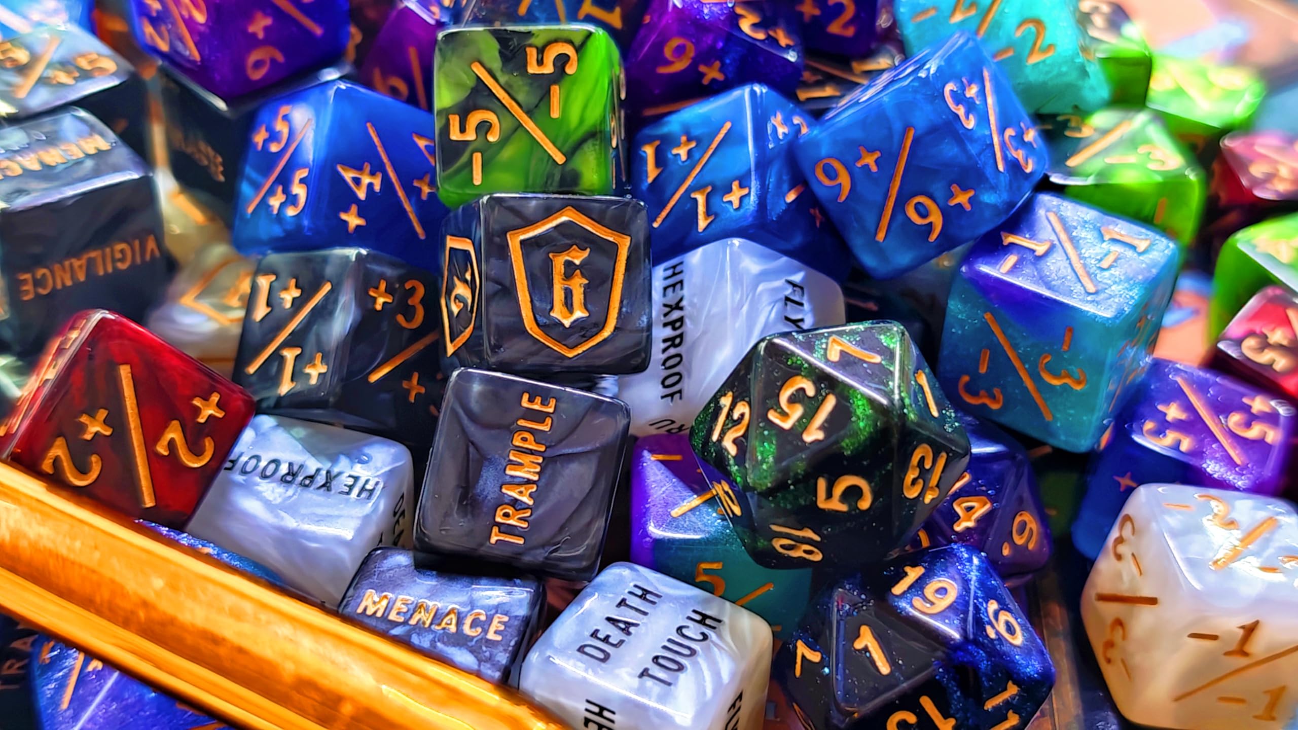 Set di 68 Segnalini Dadi MTG, Segnalini Parole Chiave Vita +1/-1 Commander Buff con Dadi D6 e D20 Accessori per Giochi di Carte e TCG MTG