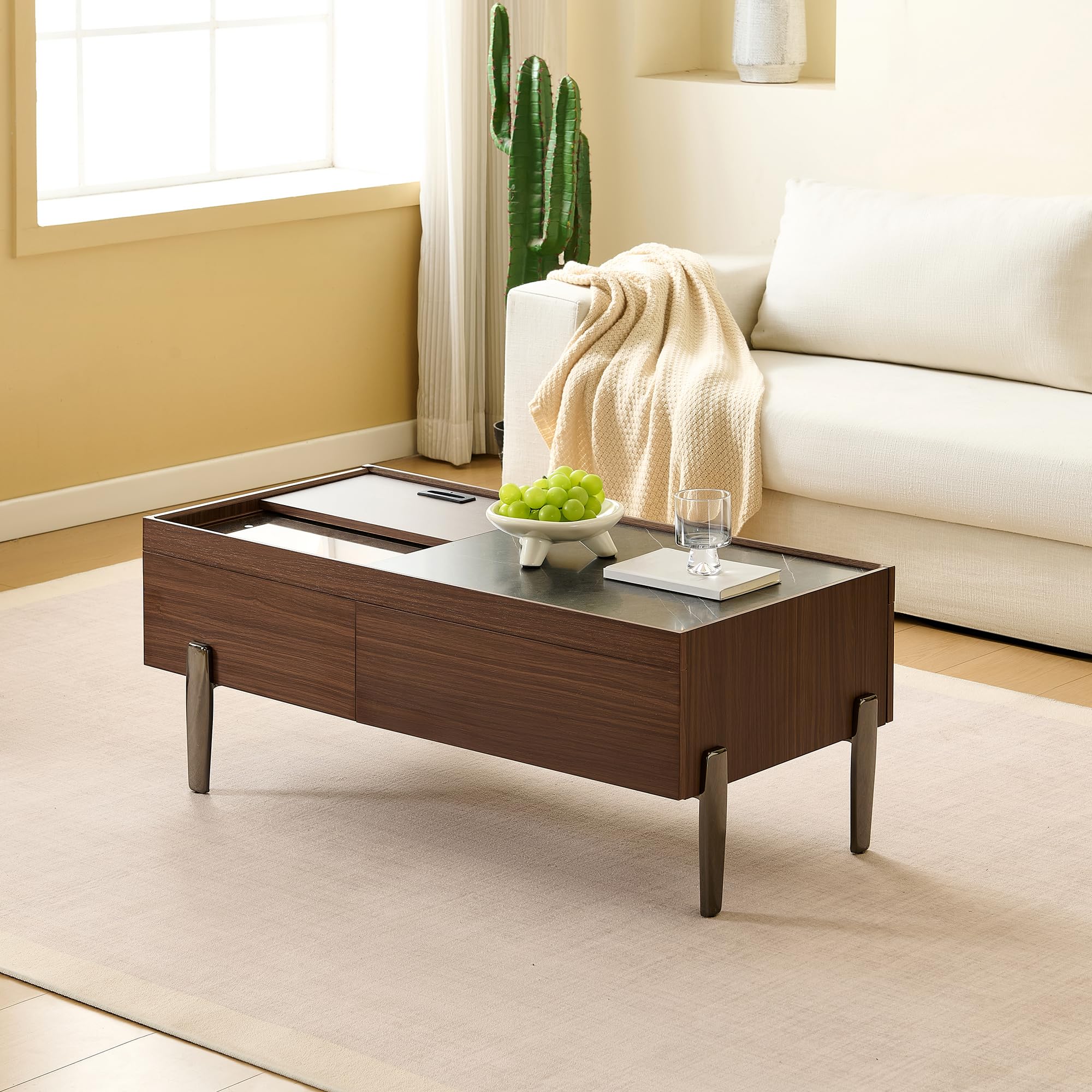 Table basse moderne avec tiroirs et plateau en verre - Design en bois marron foncé avec aspect marbre, pieds en métal, beaucoup d'espace de rangement pour le salon