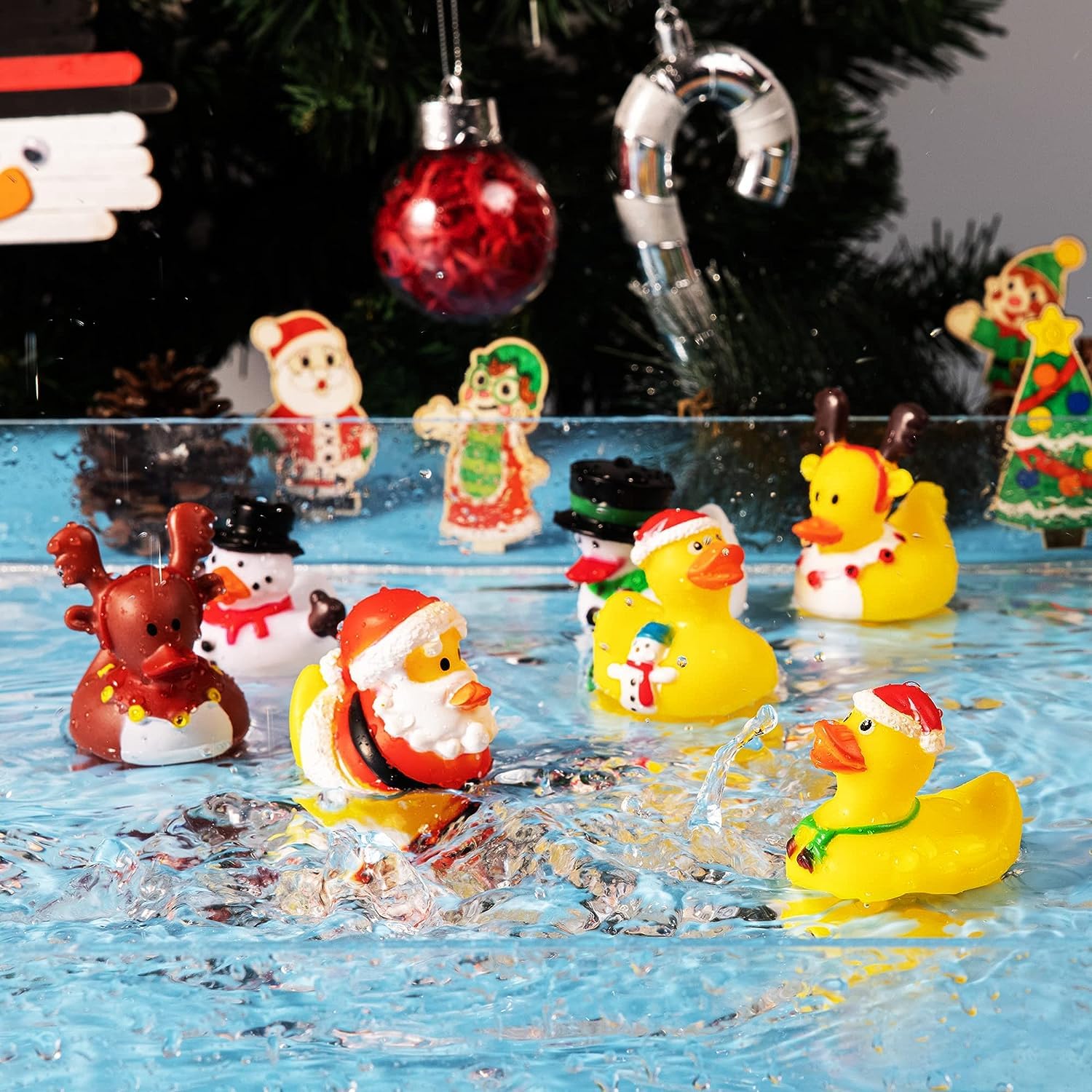 LATERN Calendario de Adviento 2025, Cuenta Regresiva Navideña de 24 Días con 24 Patitos de Goma Divertidos Juguetes de Baño Duckie para Navidad Decoración Favor de Fiesta Regalos (32 x 22cm)