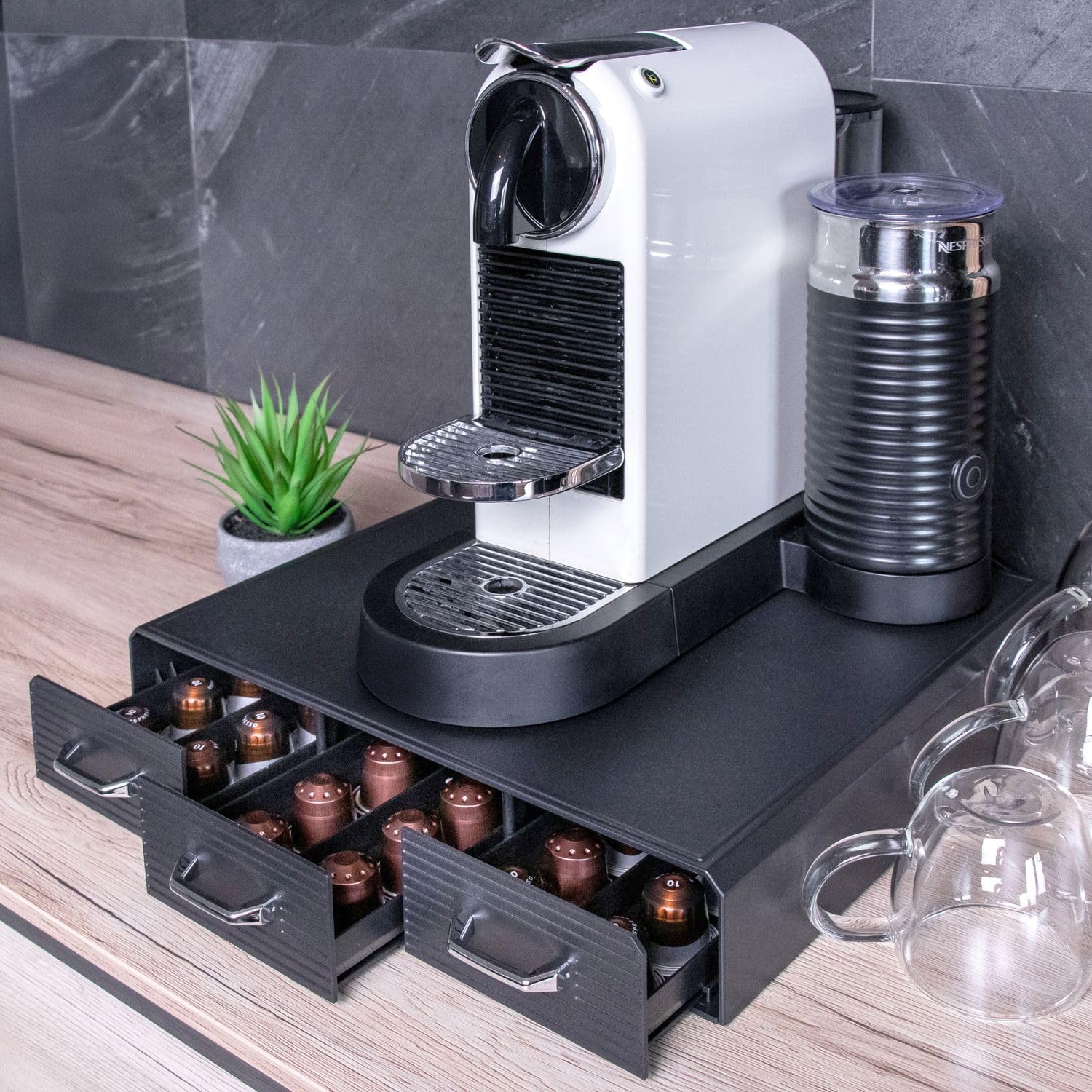 Intirilife Pojemnik na kapsułki z kawąz 3 szufladami w kolorze czarnym - 34,2 x 32,6 x 6,4 cm - Pojemnik kompatybilny z kapsułkami Nesspresso (48 kapsułek) lub K-Cup (36 kapsułek) Pojemnik