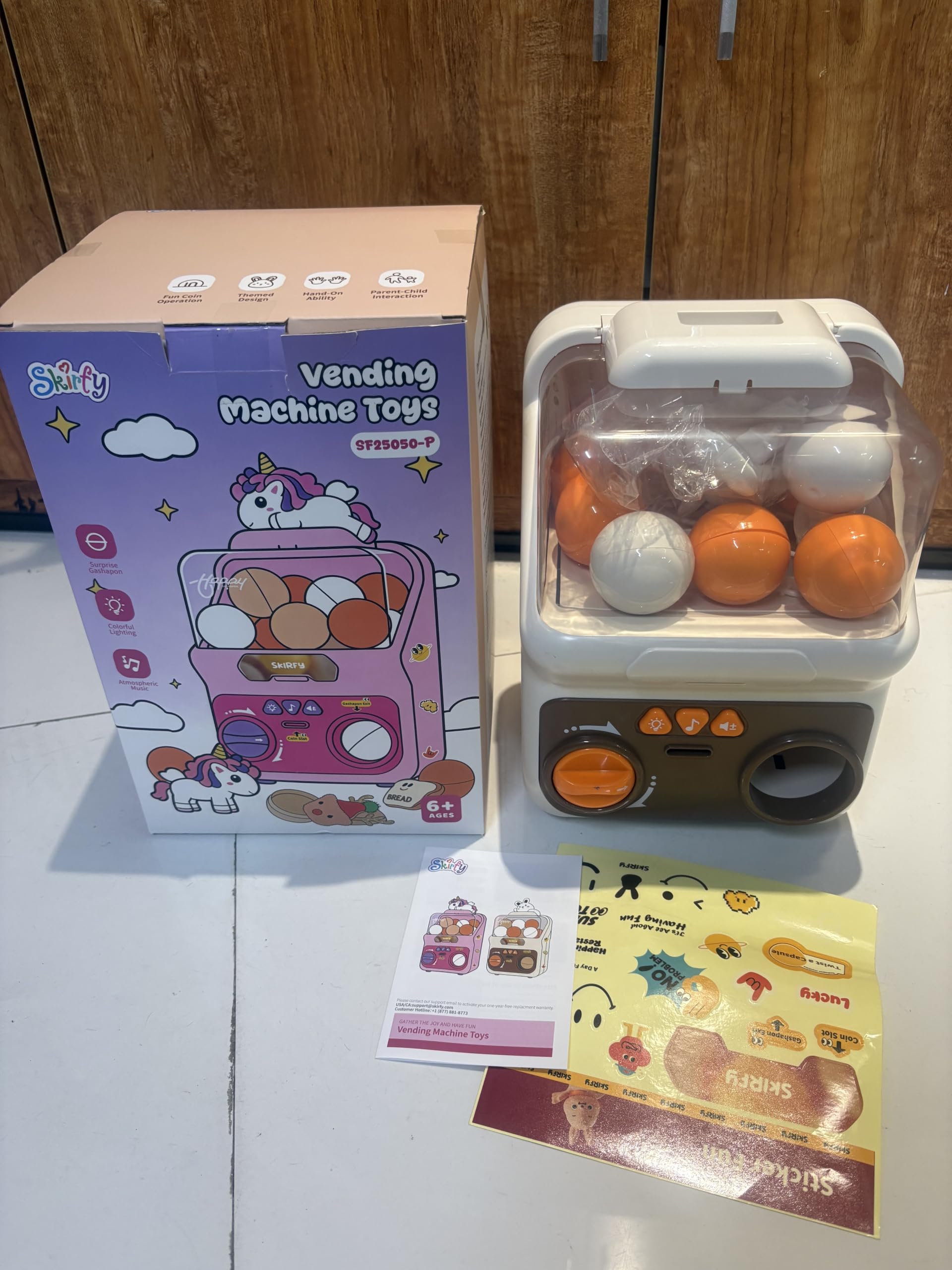 Skirfy Giocattolo automatico con palline da masticare per bambini, 15 capsule da 5 cm di diametro, distributore automatico illuminato, con prezzi, giocattolo sensoriale con bambole come regalo
