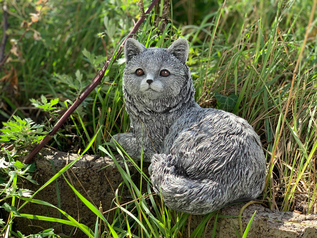 stoneandstyle Steinfigur Katze Emilia liegend frostfest wetterfest Gartenfigur Steinguss