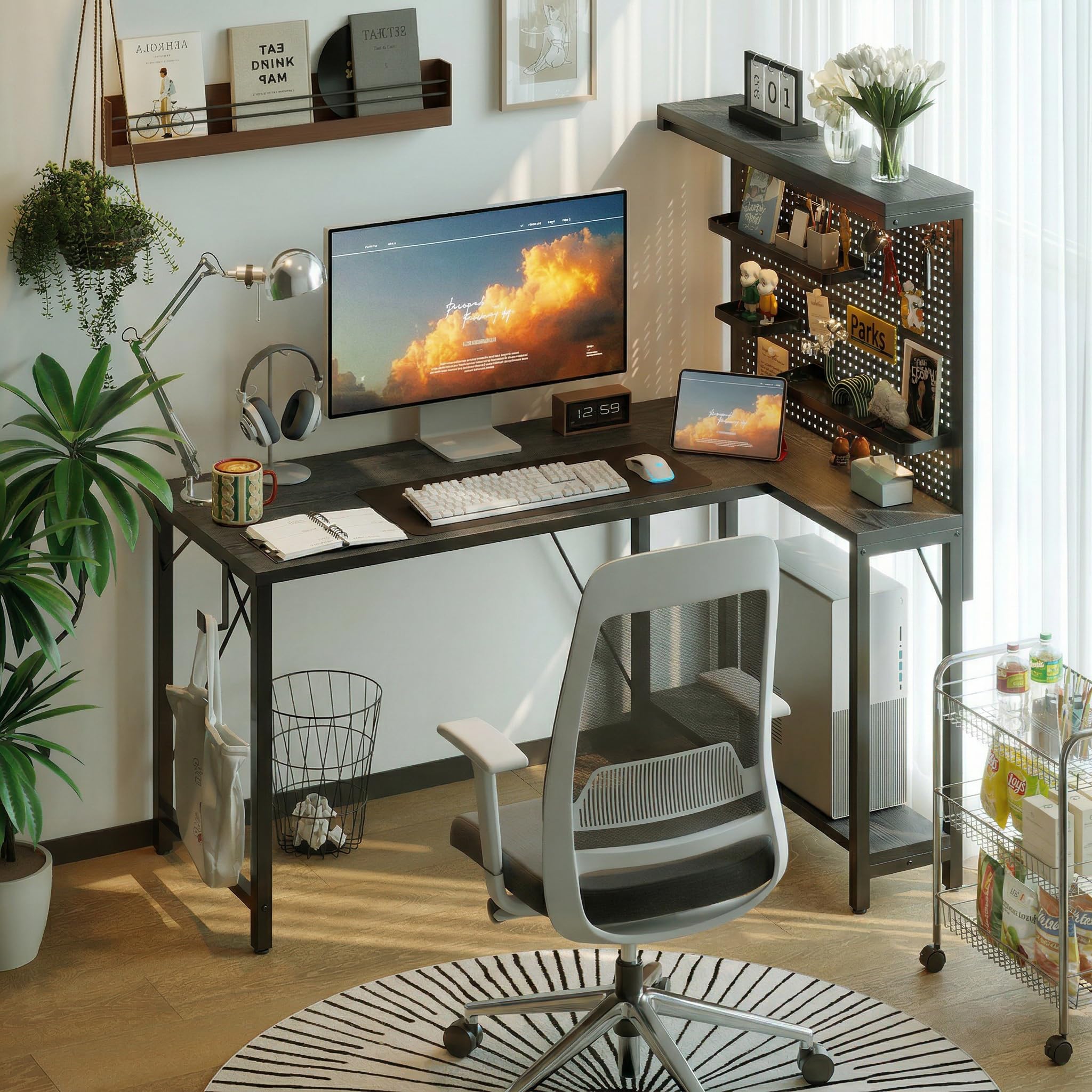 120*80 cm mesa gaming en forma de L con panel perforado y estanterías, mesa de ordenador de esquina con enchufe, escritorio de oficina reversible con 3 estantes desmontables para hogar, Negro