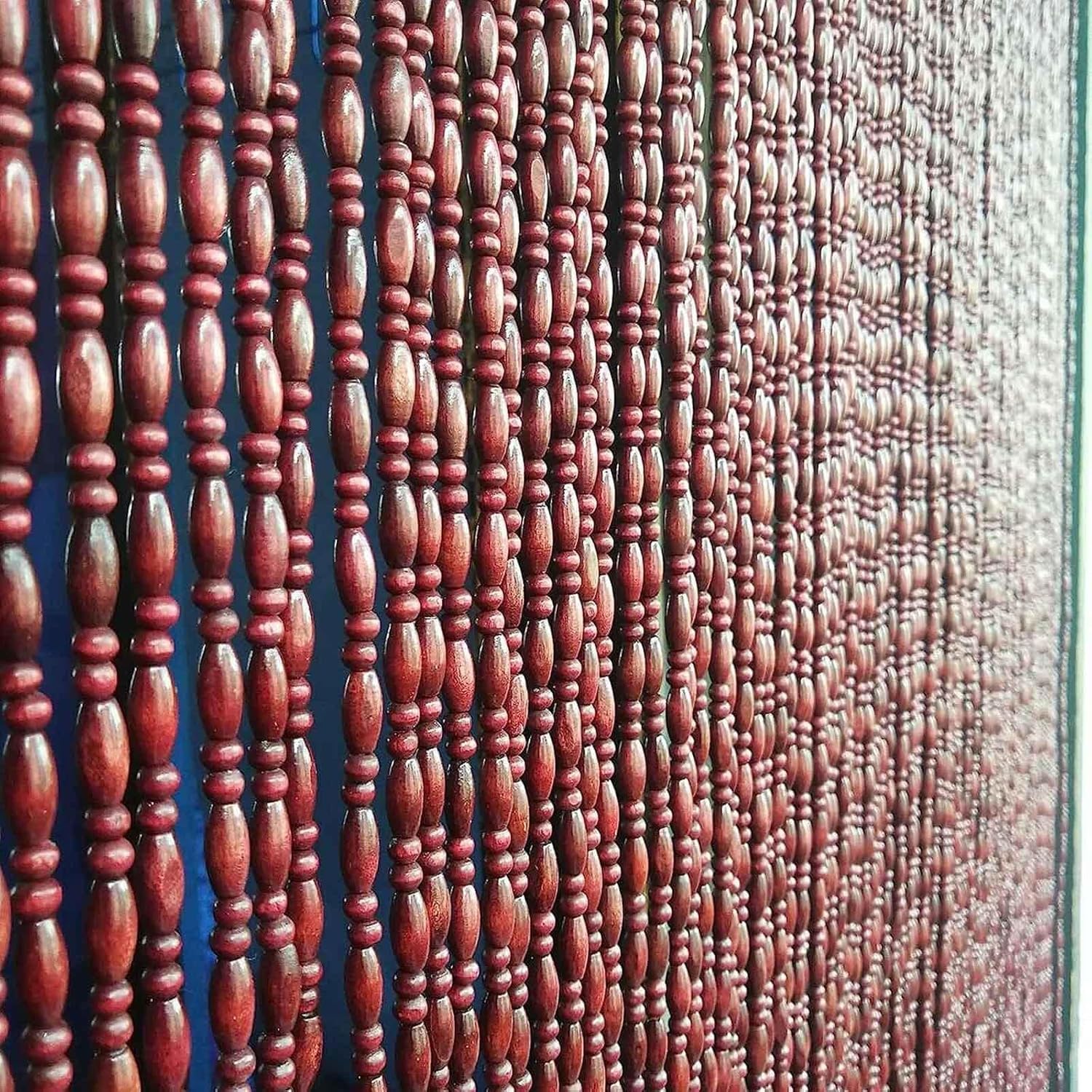 Rideaux en perles de bois pour séparer le salon avec élégance