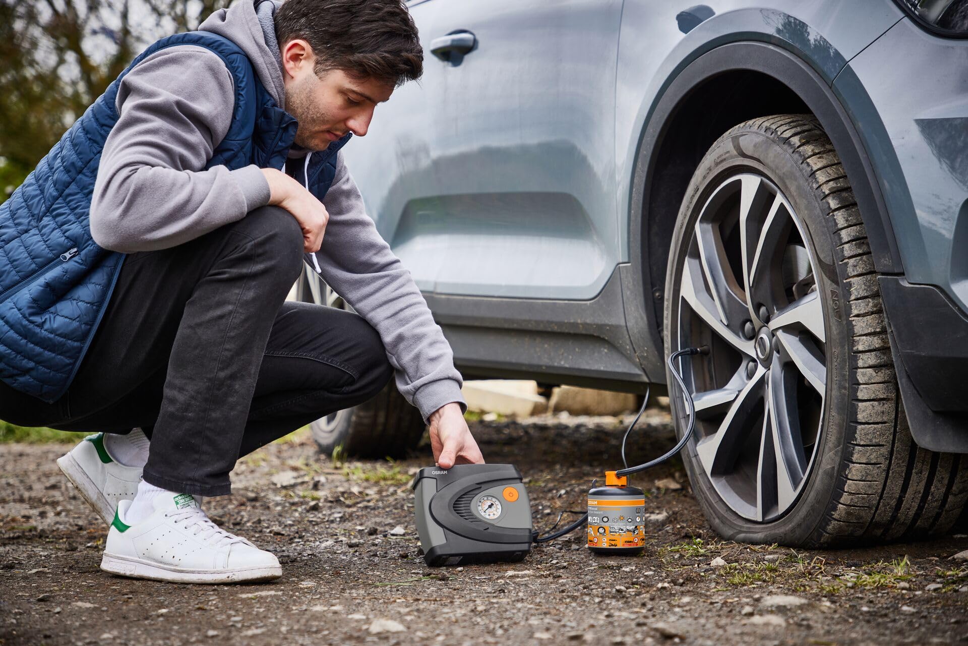 Osram TYREseal KIT Essential, Produit d'étanchéité pour Pneu 450 ML et gonfleur de Pneu analogique Haut de Gamme, TPMS Safe, étui de Rangement Inclus, Orange