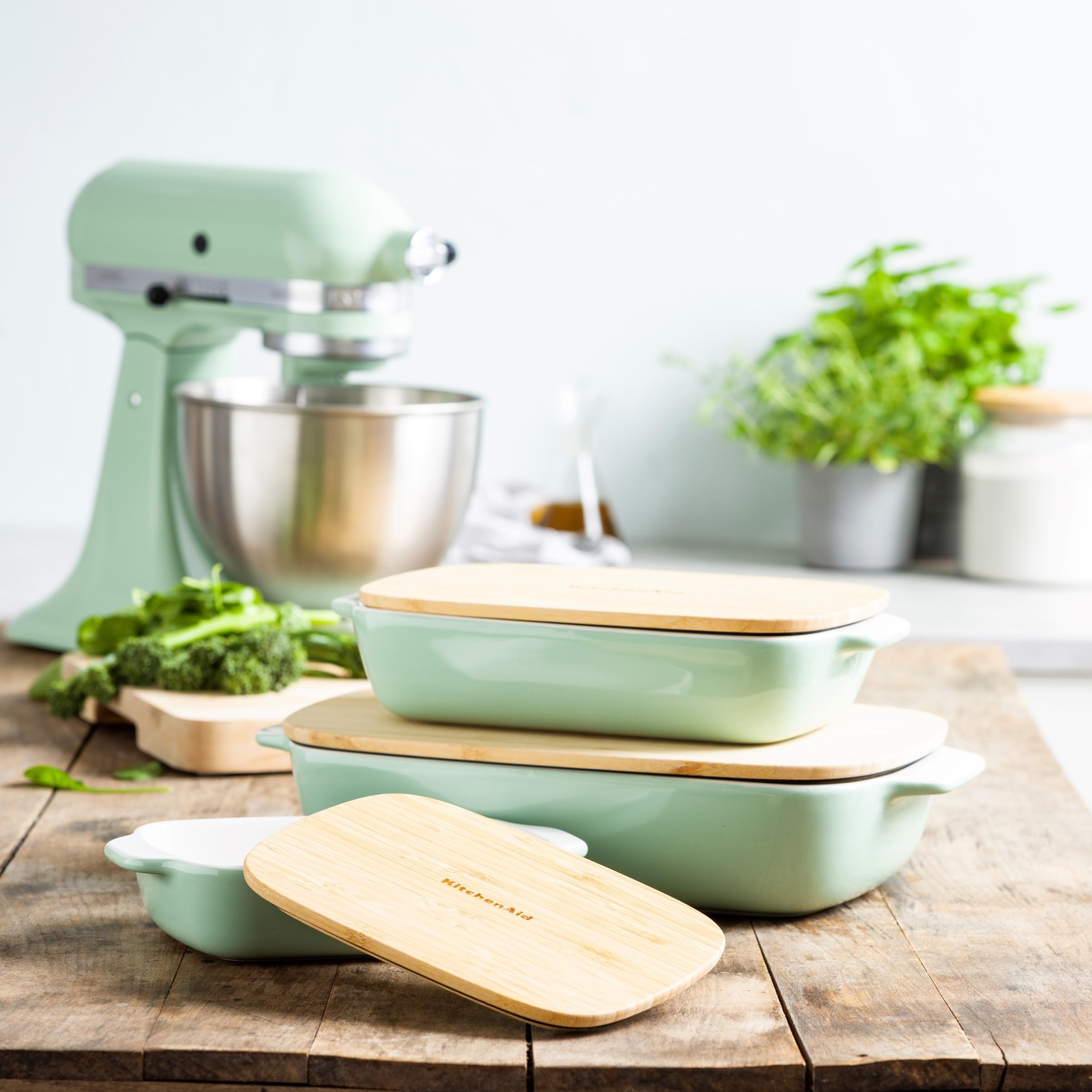 KitchenAid Stoneware Plat à Four Rectangulaire Antiadhésif en Céramique avec Couvercle en Bambou, 26 cm/1,9L, sans PFAS, Gain de Place, Va au four jusqu'à 260°C, Va au Lave-Vaisselle, Pistache